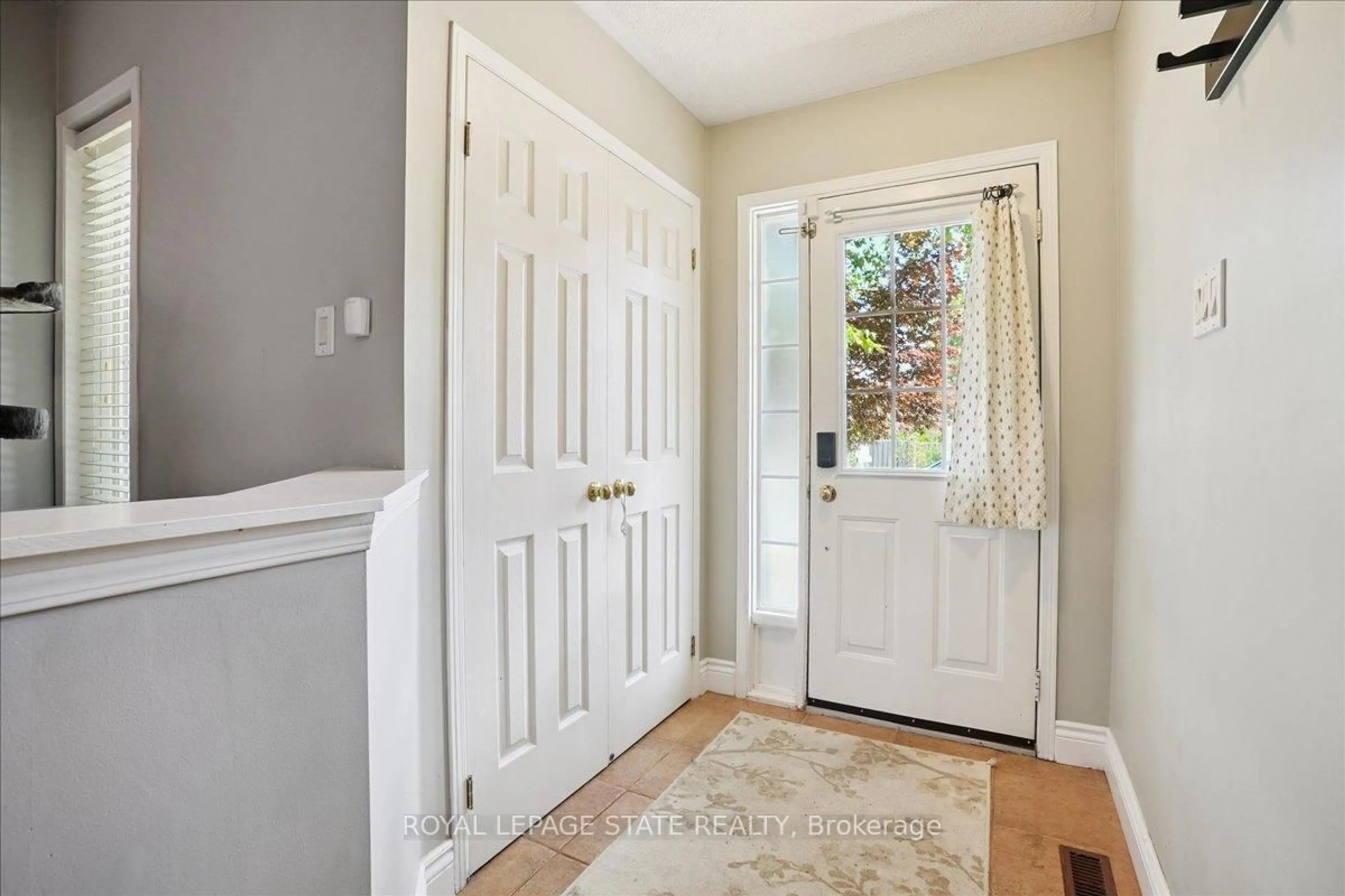 Indoor entryway for 70 Moore Cres, Hamilton Ontario L9G 4Z6
