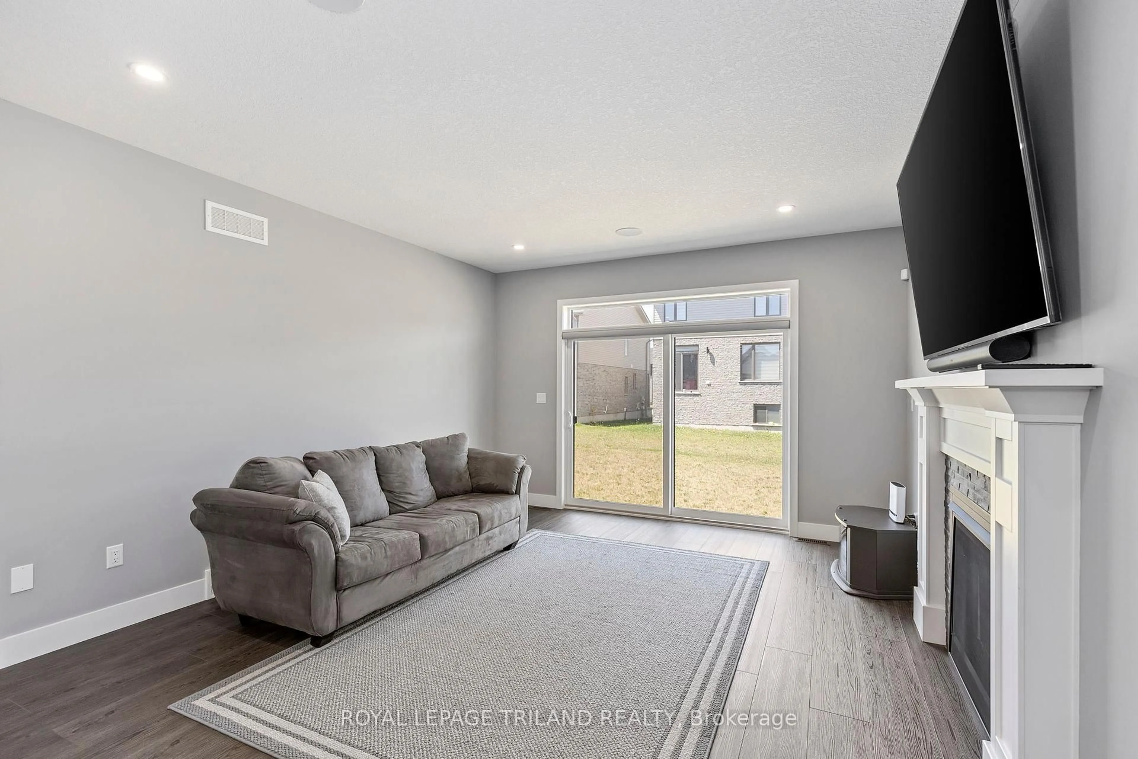 Living room with furniture, unknown for 1573 Drew St, London East Ontario N5V 0C3