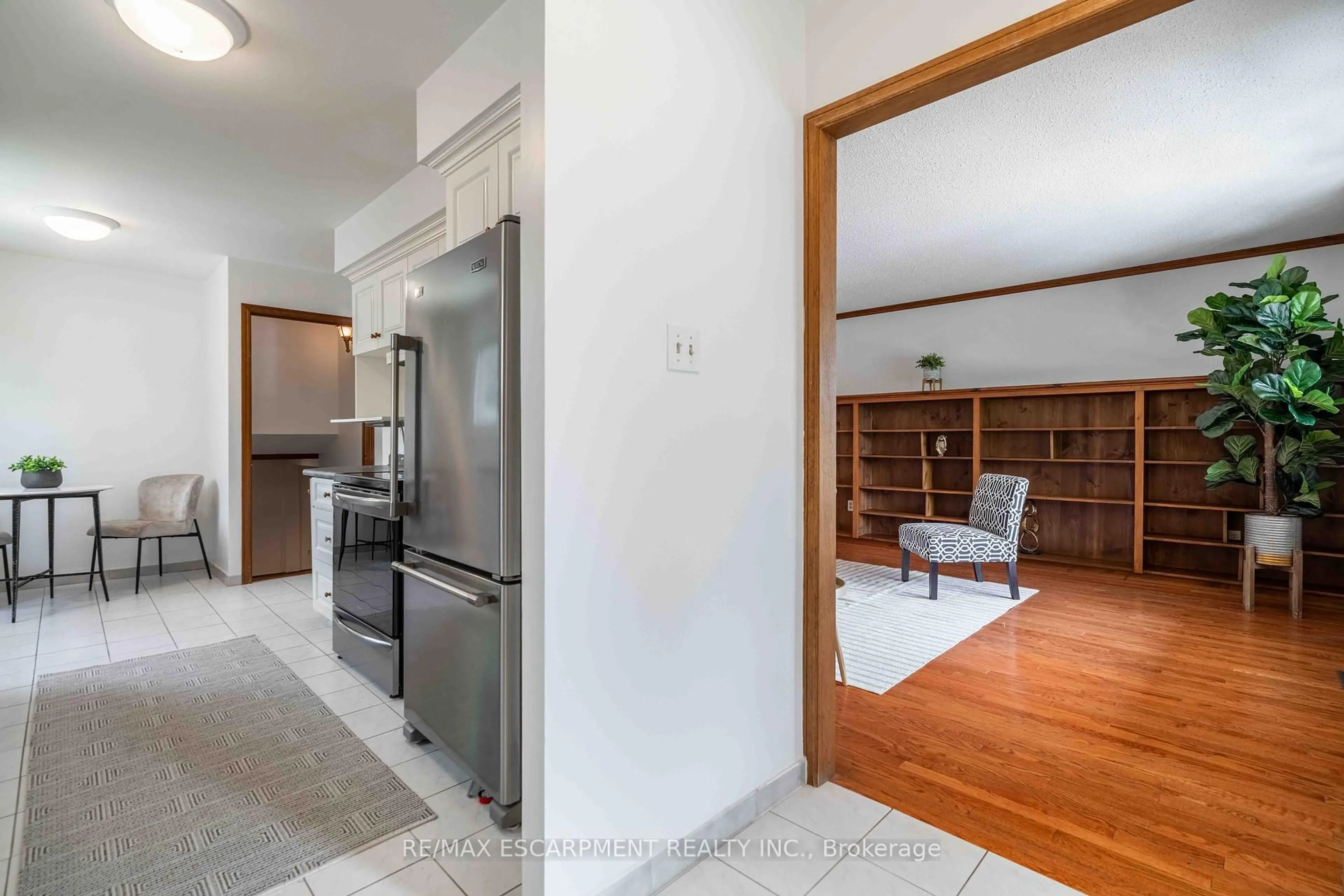 Open concept kitchen, unknown for 179 Appleford Crt, Hamilton Ontario L9C 5Y4