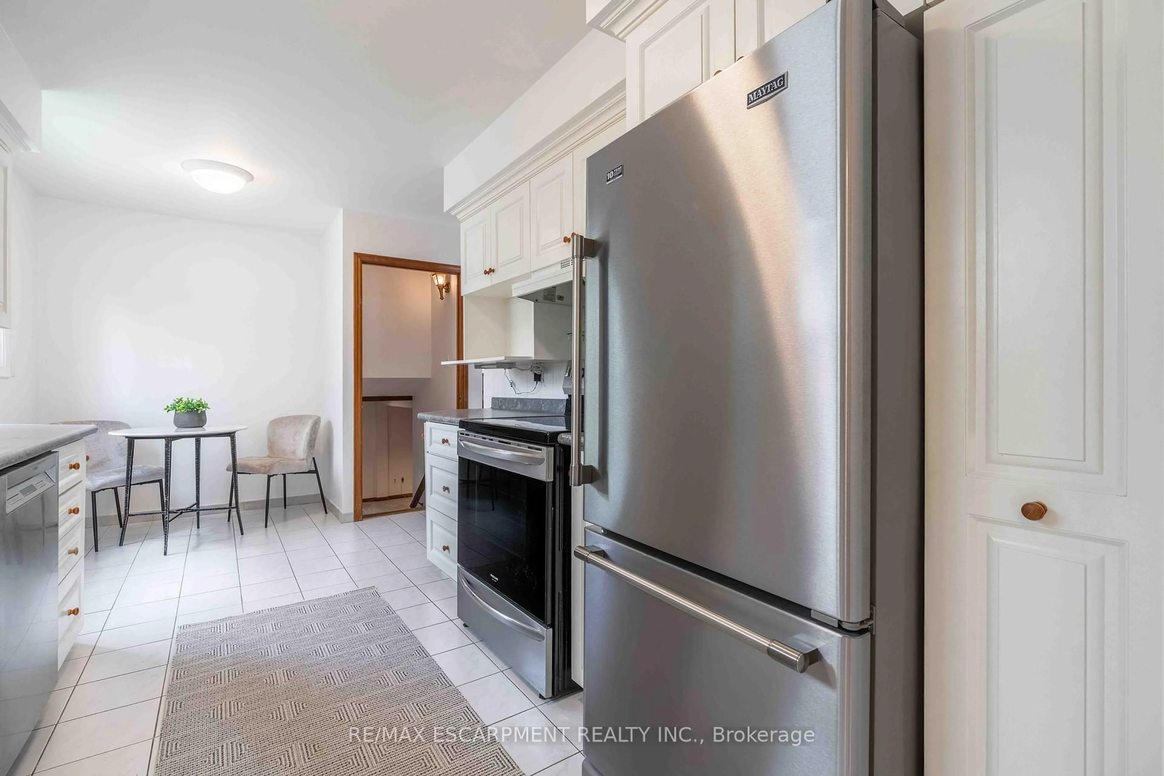 Standard kitchen, unknown for 179 Appleford Crt, Hamilton Ontario L9C 5Y4