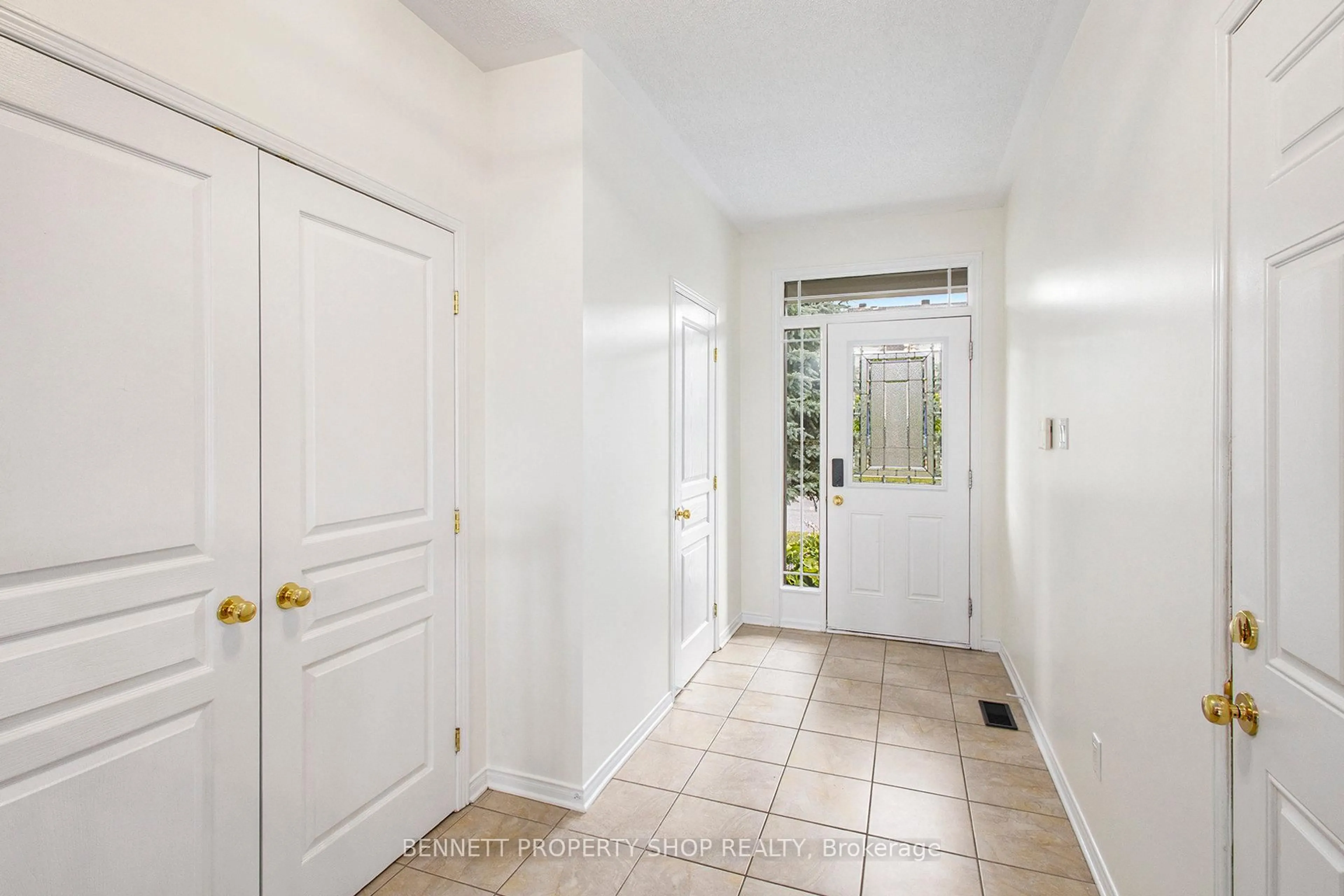 Indoor entryway for 508 Pepperville Cres, Ottawa Ontario K2M 0E3