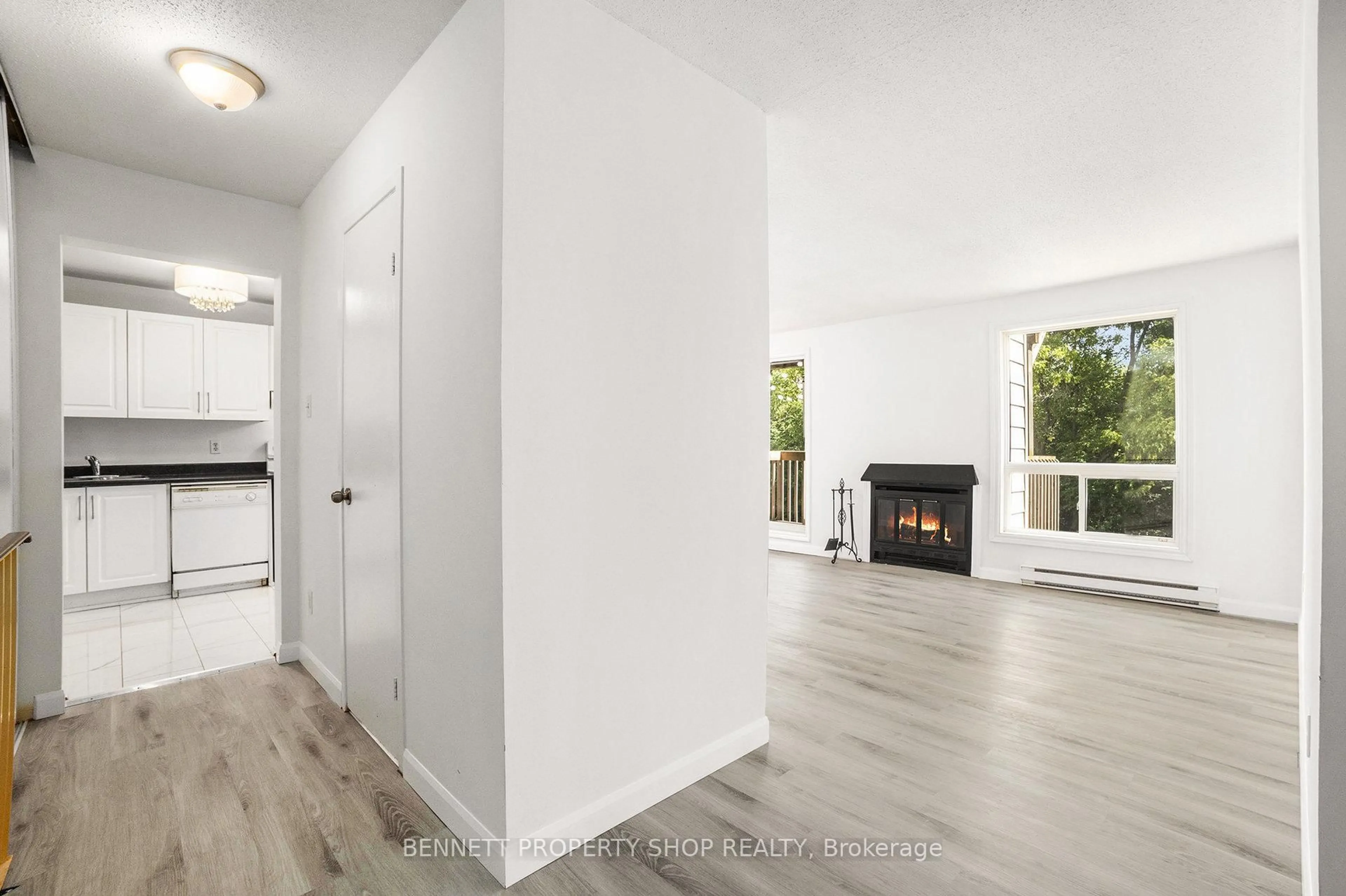 Indoor entryway for 1585 Goth Ave #105, Ottawa Ontario K1T 1E3