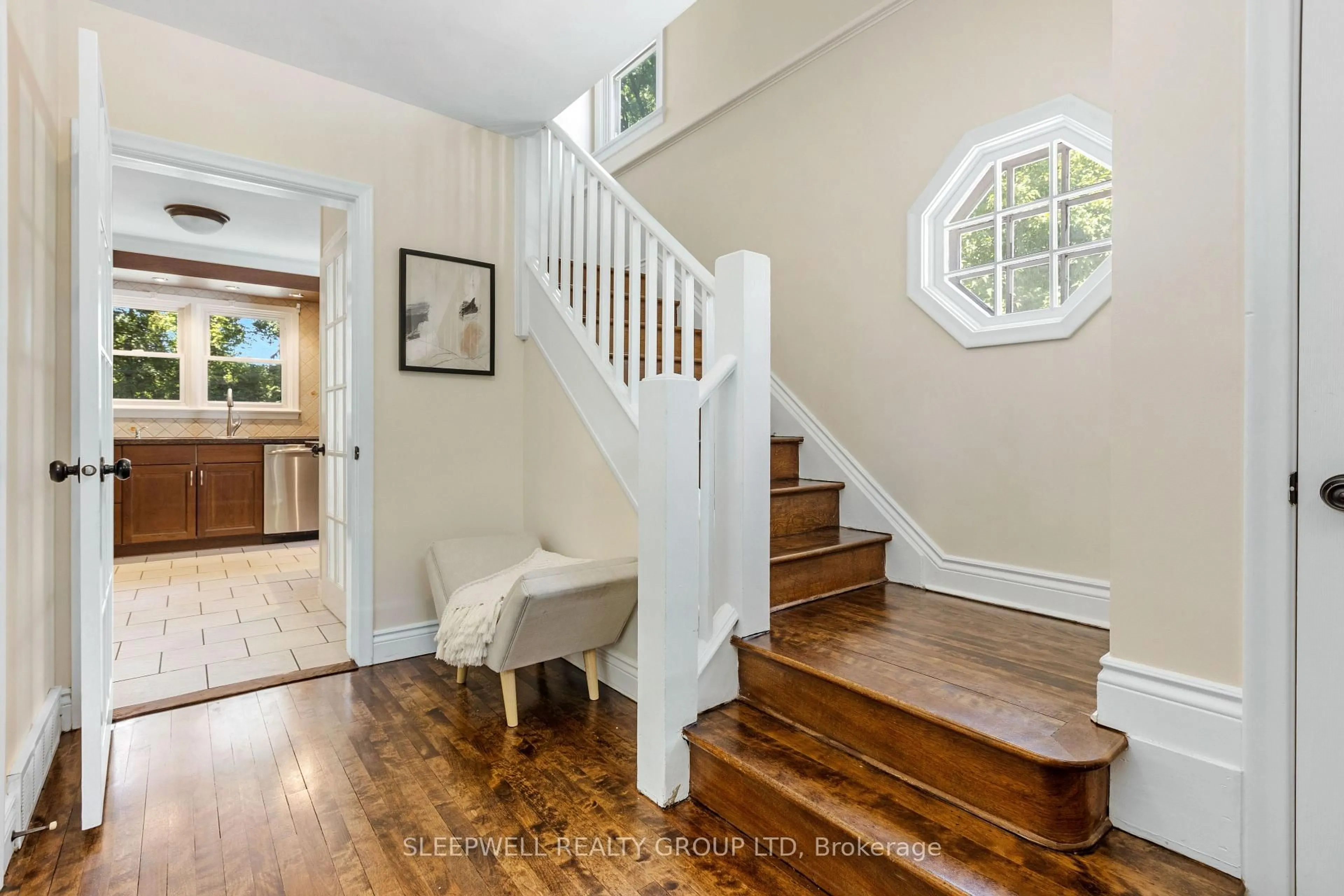 Indoor entryway for 2209 Belair Dr, Ottawa Ontario K2C 0X2