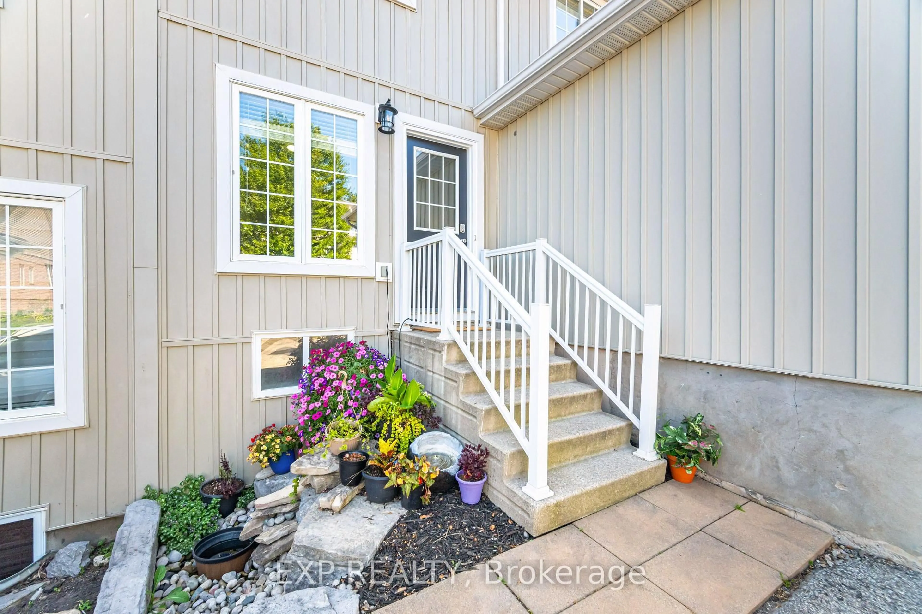 Indoor entryway for 454 Isaac Lane, Guelph/Eramosa Ontario N0B 2K0