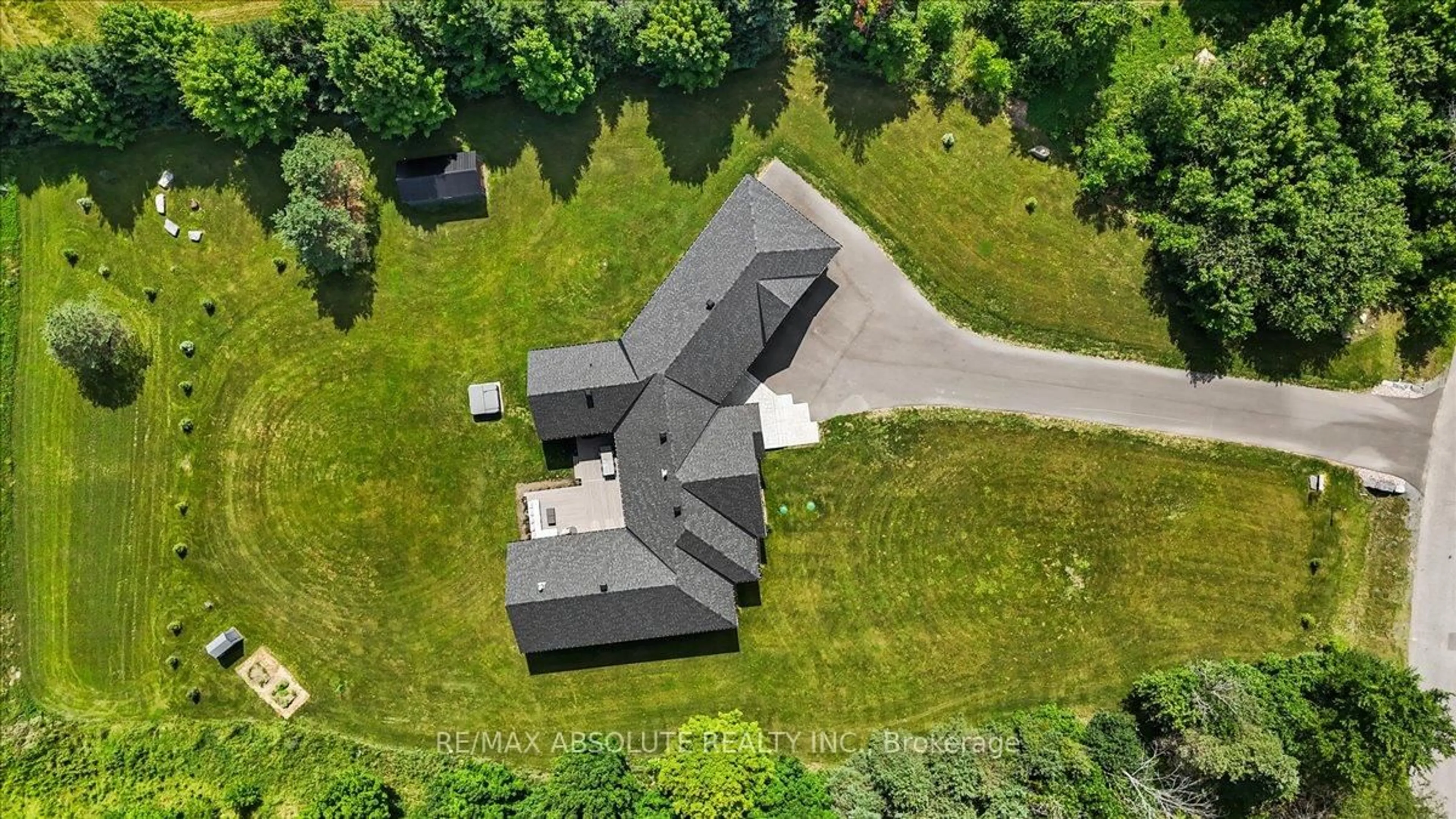 A pic from outside/outdoor area/front of a property/back of a property/a pic from drone, unknown for 131 Beach Hts, Ottawa Ontario K2W 1G7