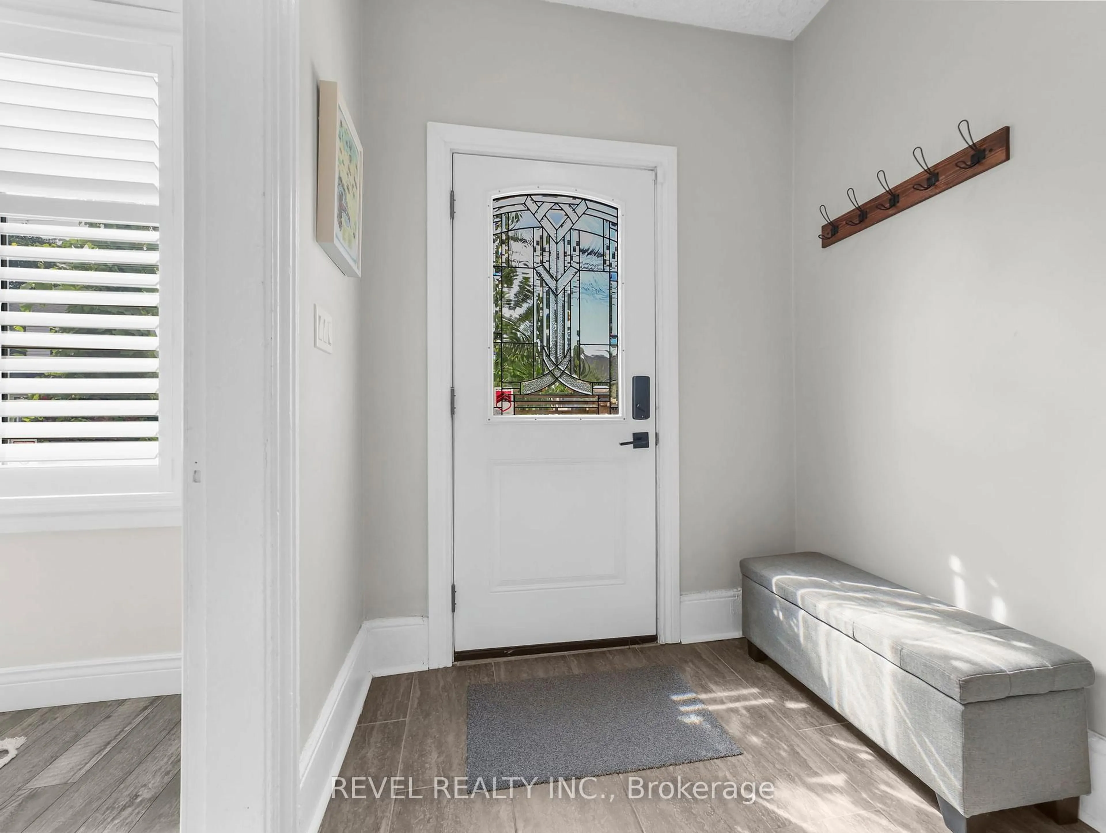 Indoor entryway for 380 Macnab St, Hamilton Ontario L8L 1L1