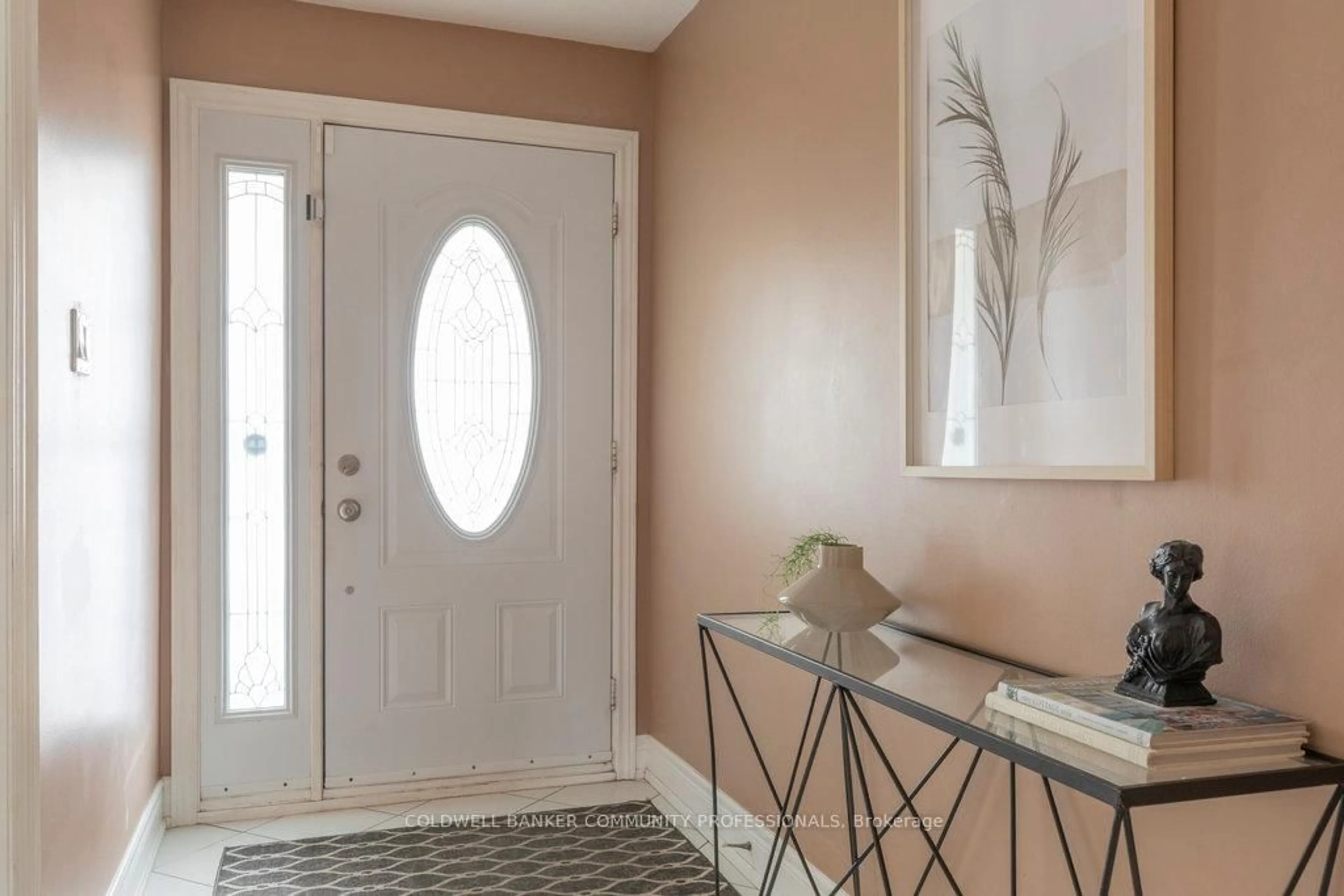 Indoor entryway for 8 Colgate Crt, Hamilton Ontario L9C 6Z6