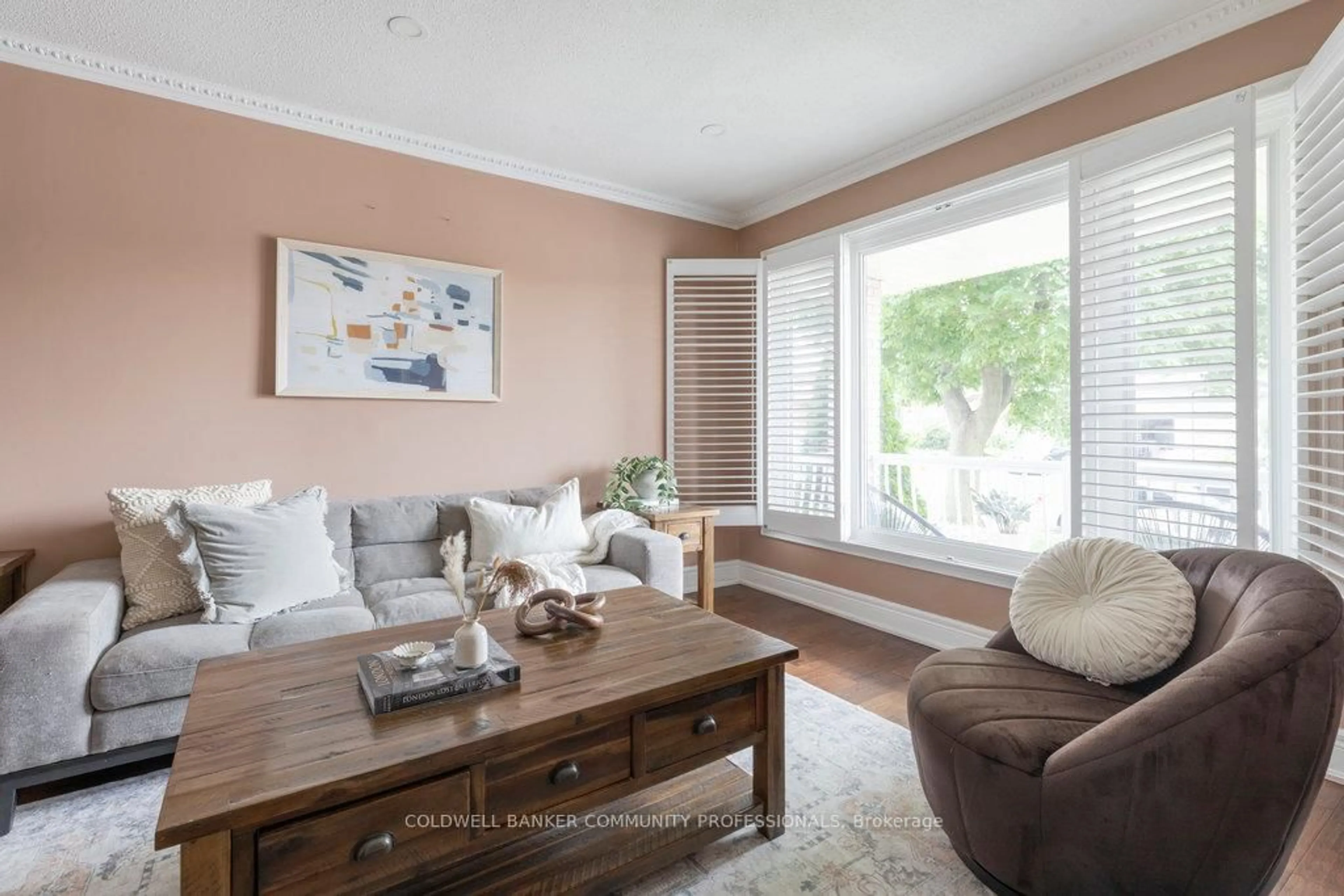 Living room with furniture, wood/laminate floor for 8 Colgate Crt, Hamilton Ontario L9C 6Z6