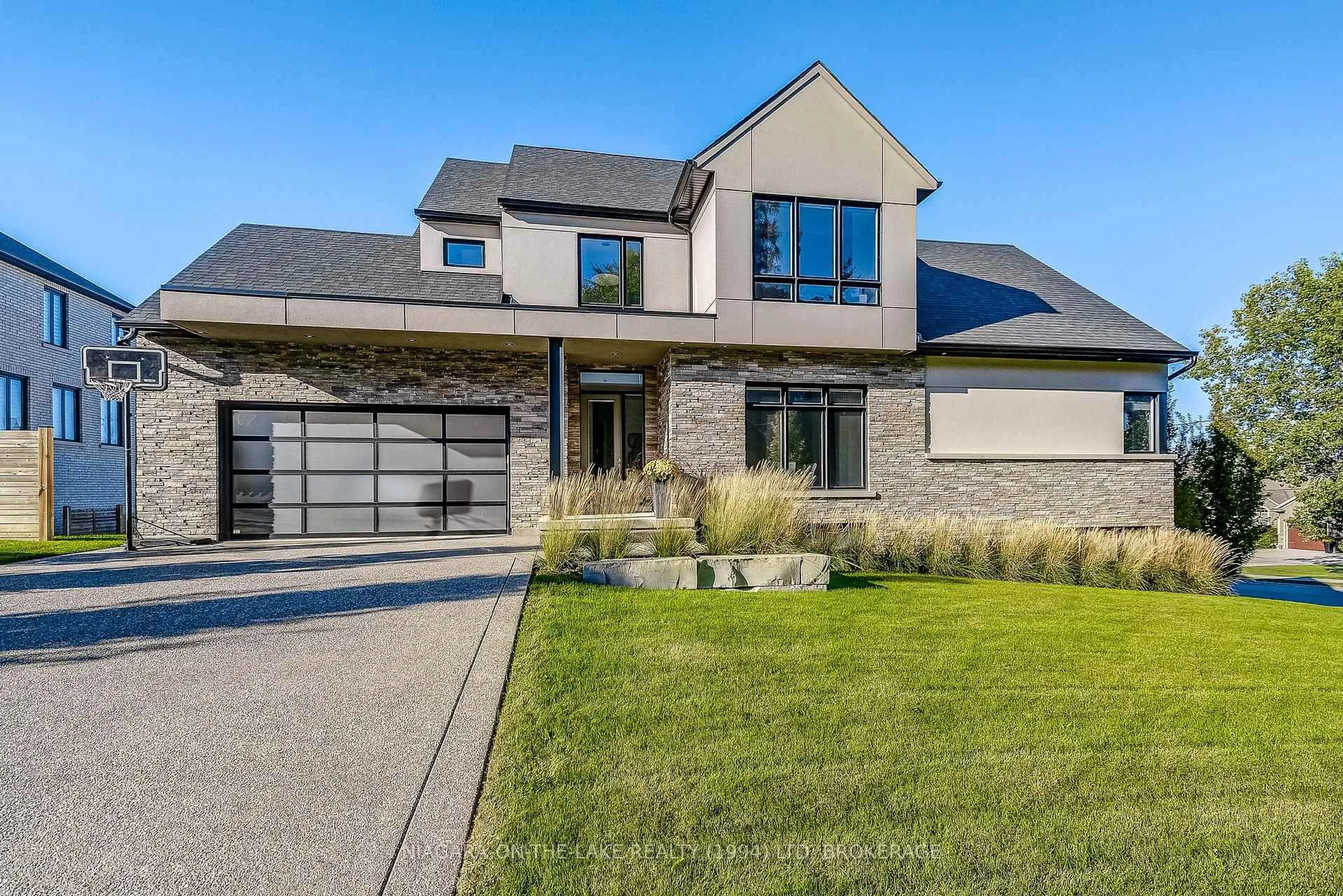 Home with brick exterior material, street for 94 TANBARK Rd, Niagara-on-the-Lake Ontario L0S 1J0