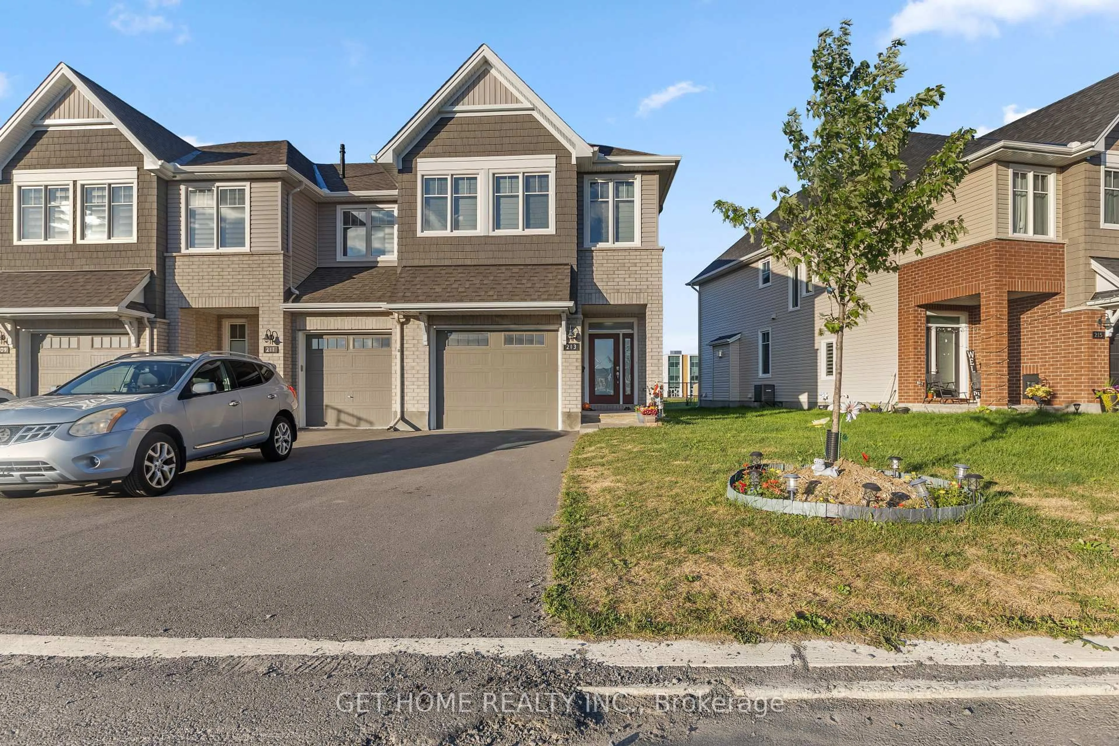 A pic from outside/outdoor area/front of a property/back of a property/a pic from drone, street for 213 Finsbury Ave, Ottawa Ontario K2S 2P8