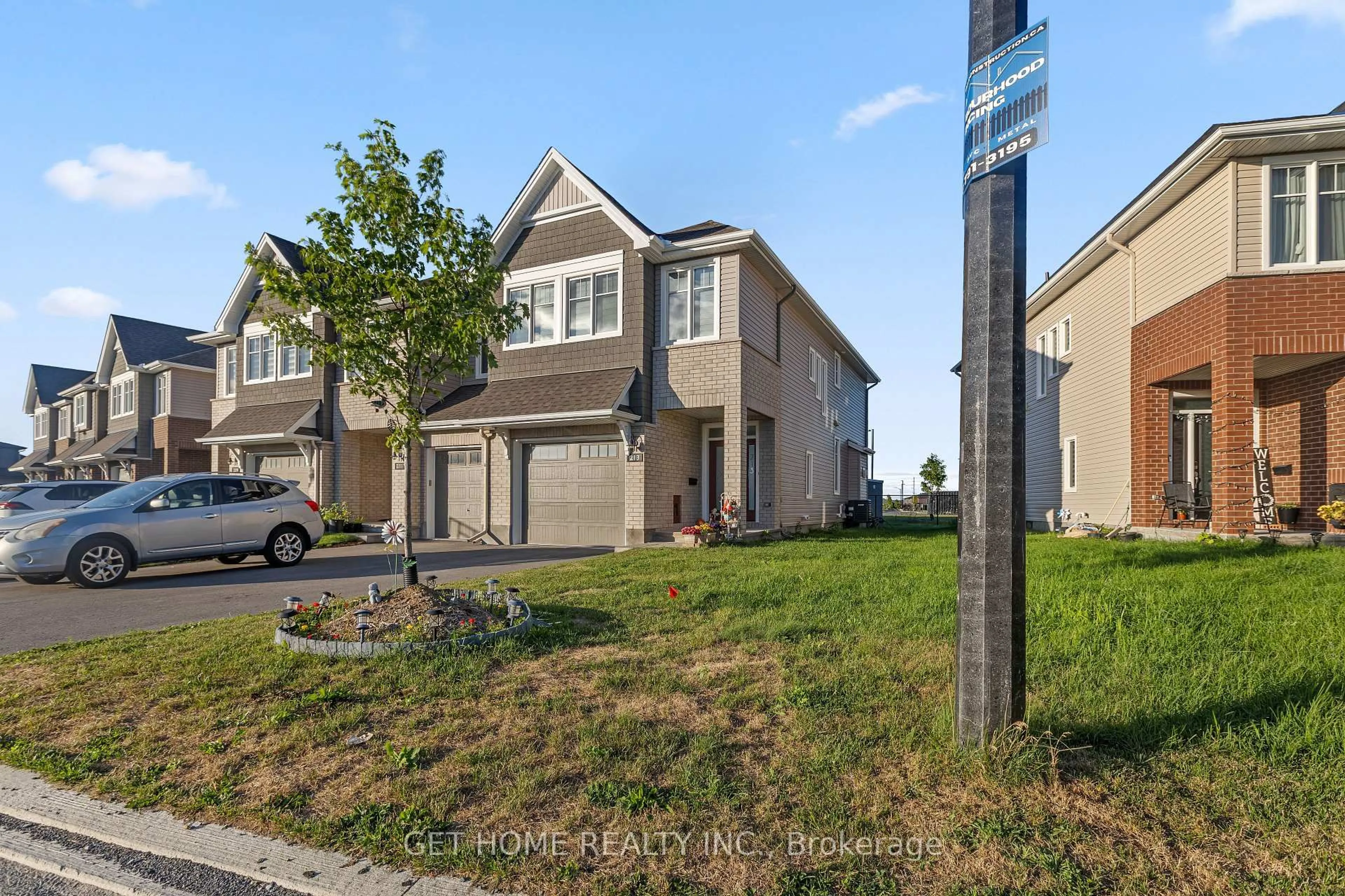 A pic from outside/outdoor area/front of a property/back of a property/a pic from drone, street for 213 Finsbury Ave, Ottawa Ontario K2S 2P8