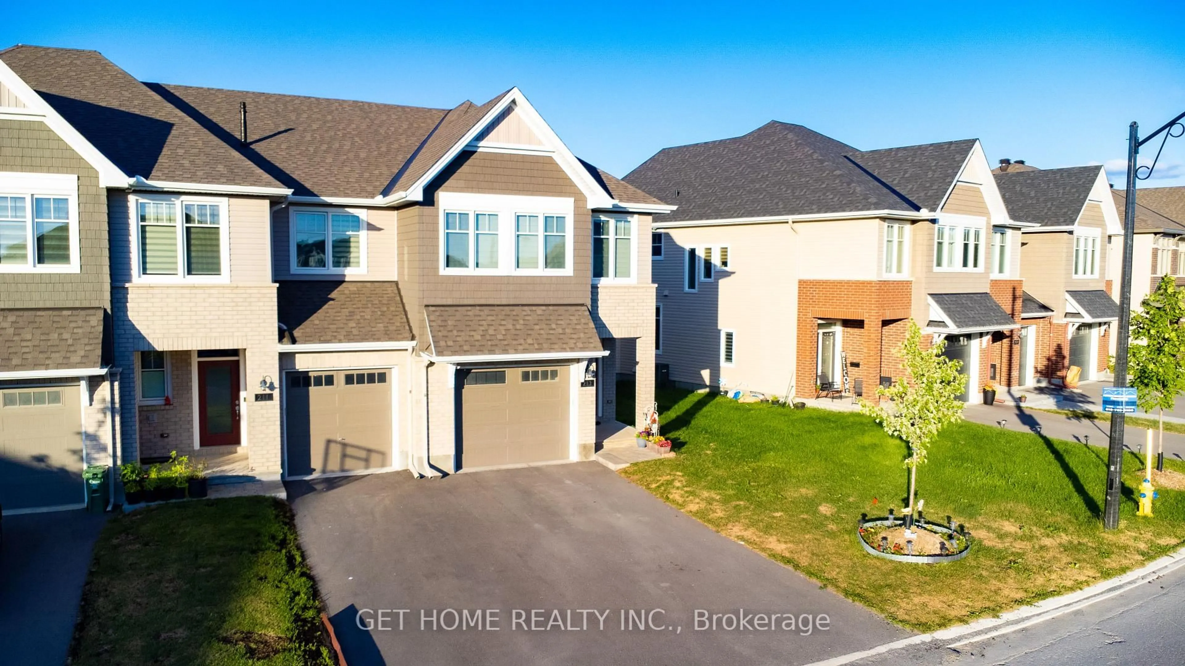 A pic from outside/outdoor area/front of a property/back of a property/a pic from drone, street for 213 Finsbury Ave, Ottawa Ontario K2S 2P8
