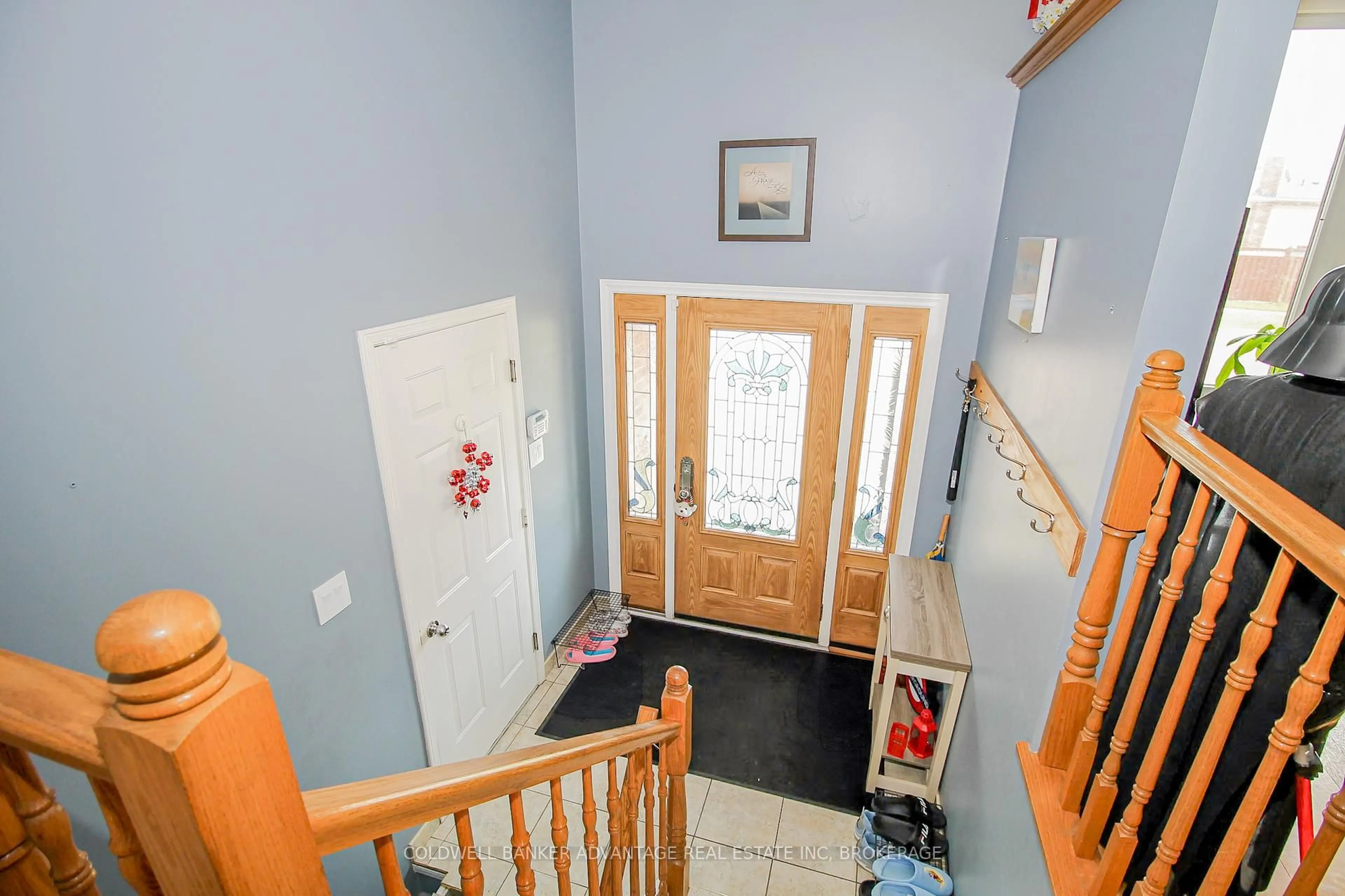Indoor foyer for 6251 Sherri Ave, Niagara Falls Ontario L2H 2W7