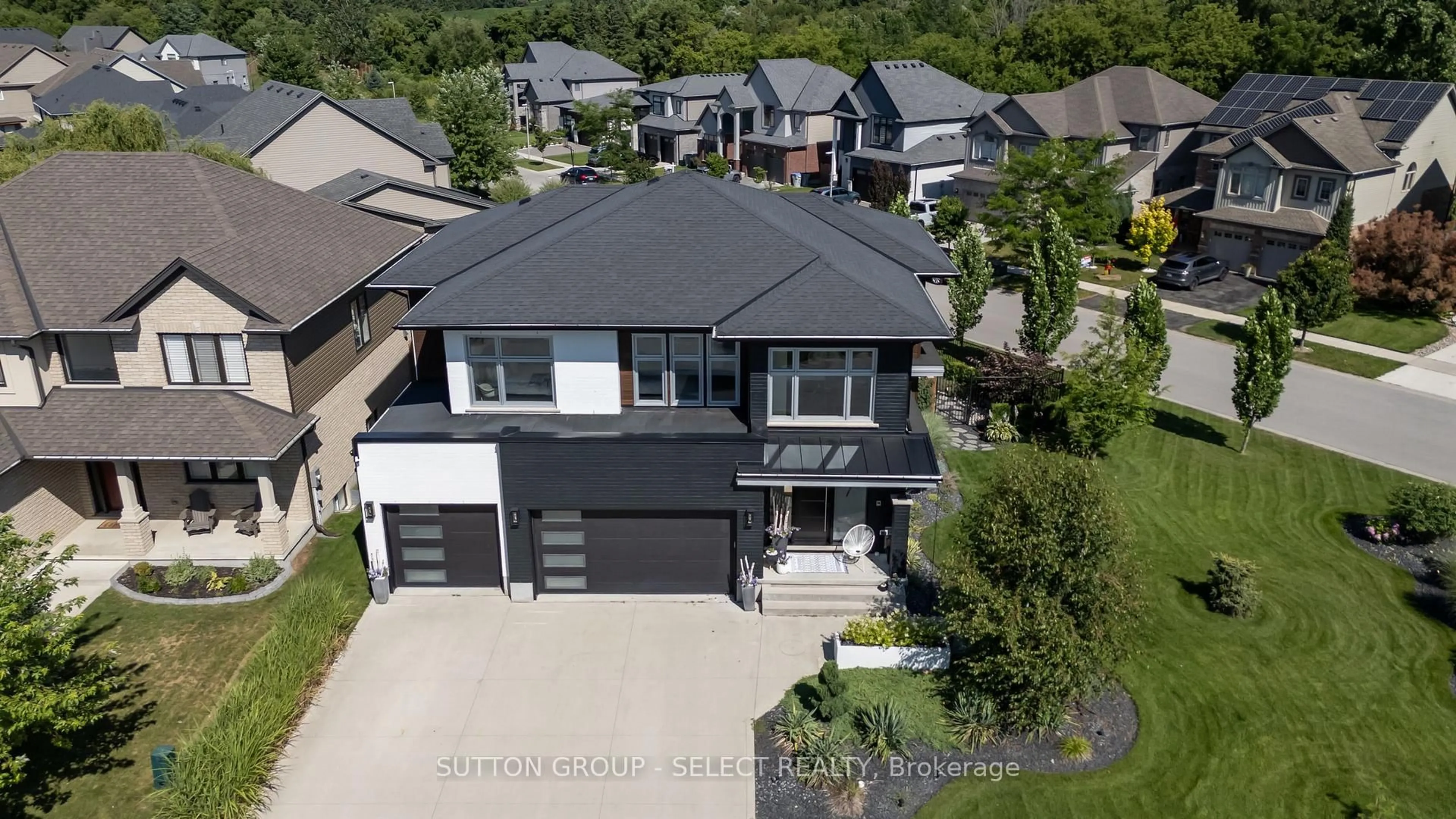 A pic from outside/outdoor area/front of a property/back of a property/a pic from drone, street for 7 Valleyview Cres, Middlesex Centre Ontario N0L 1R0