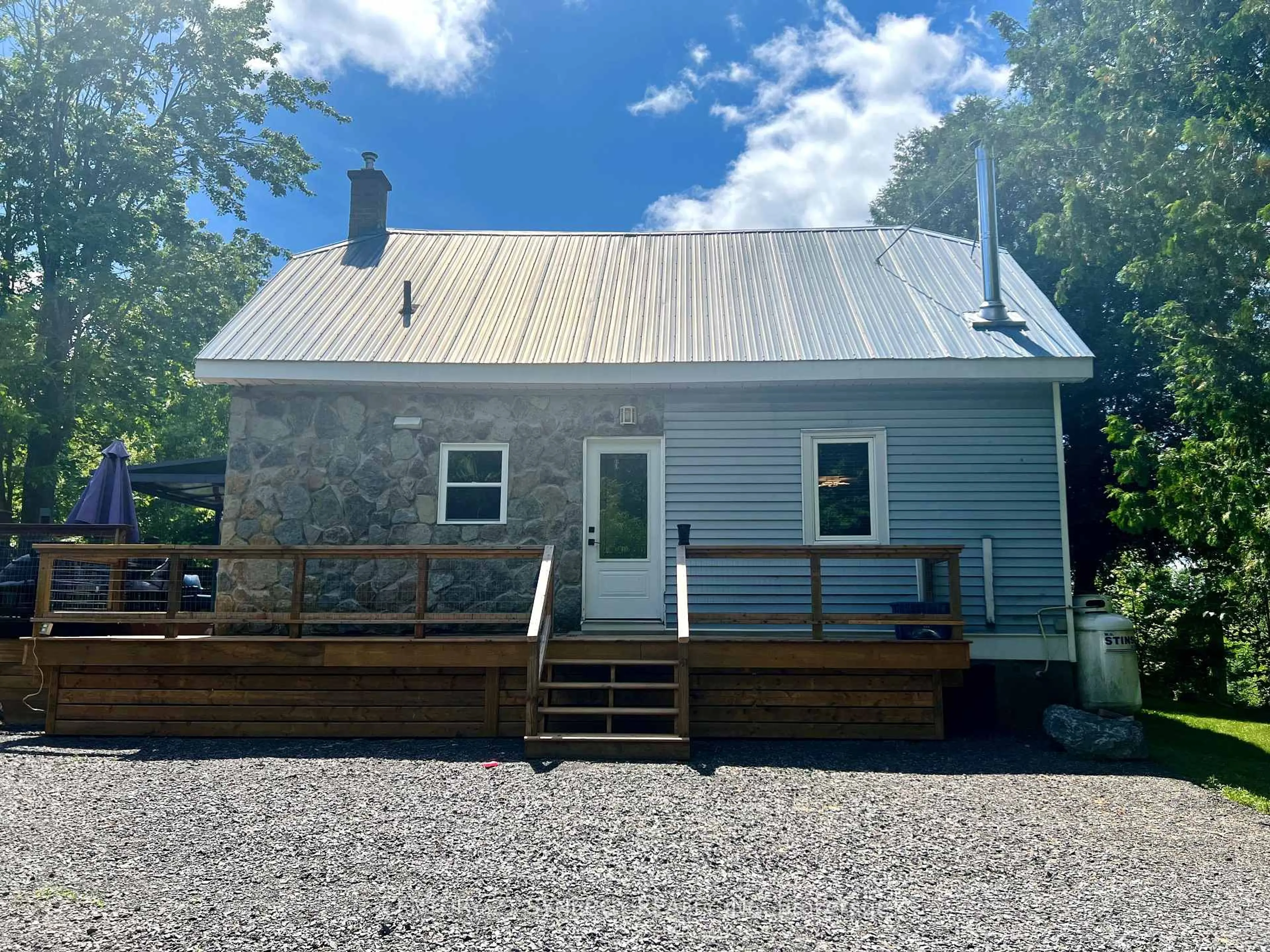 Home with vinyl exterior material, building for 5230 Thunder Rd, Carlsbad Springs Ontario K0A 1K0