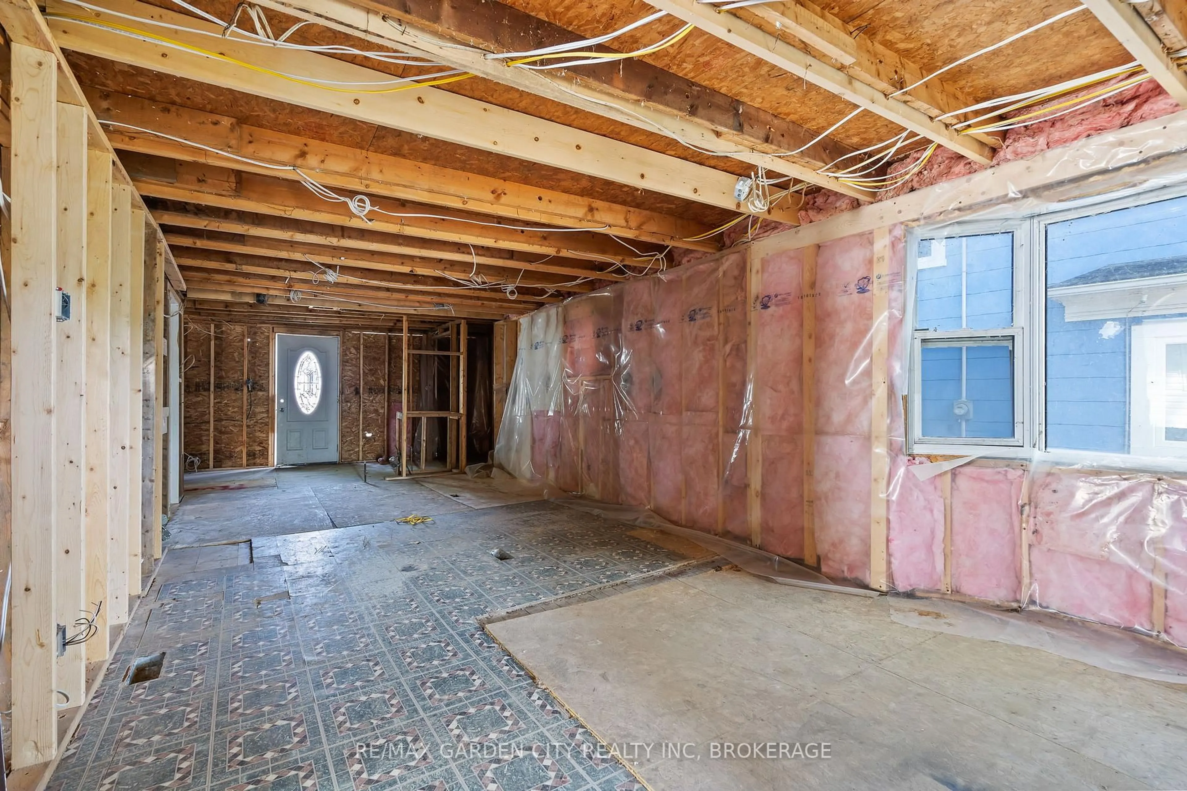 A pic of a room for 231 Lincoln Rd, Fort Erie Ontario L0S 1B0