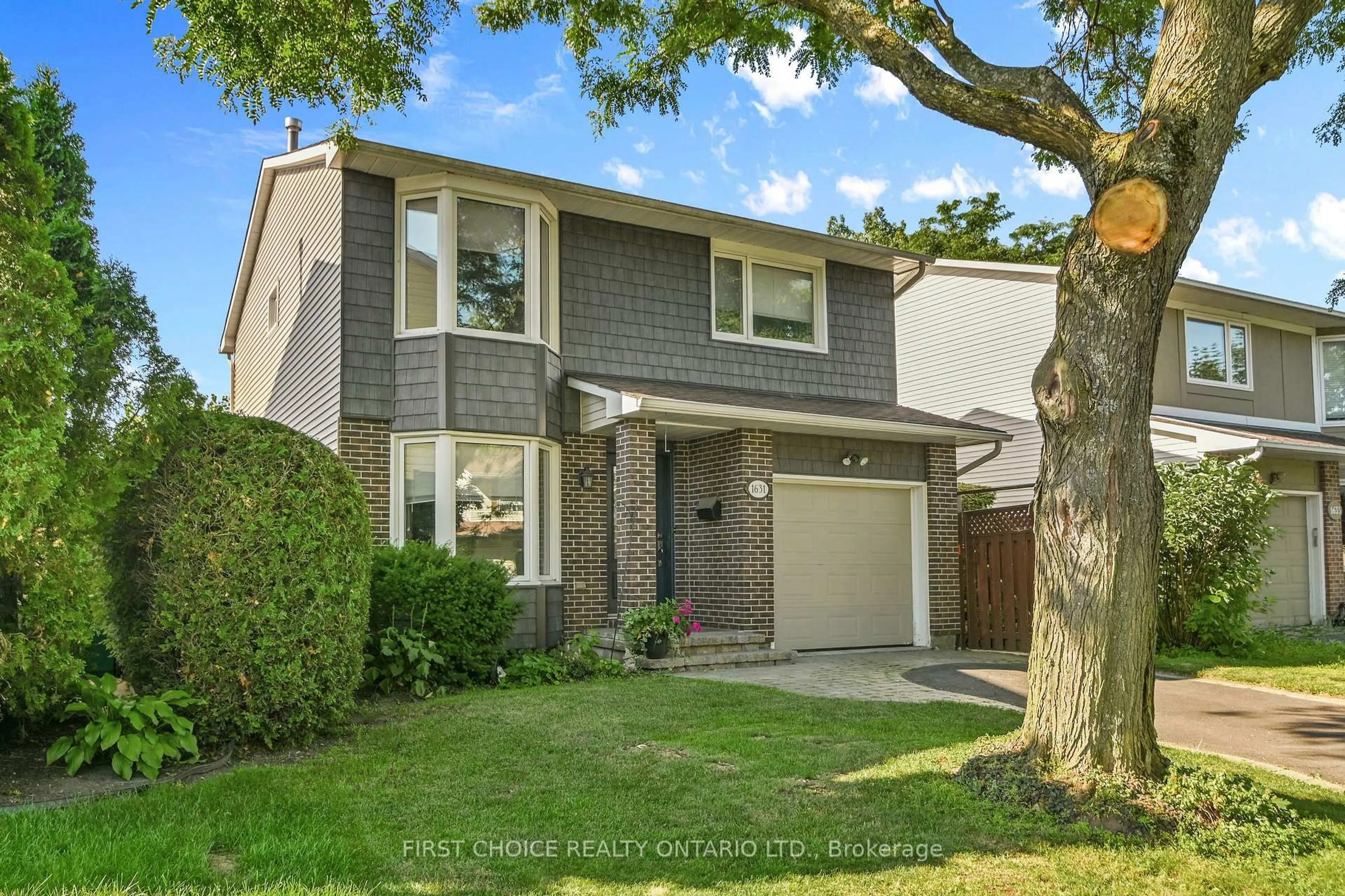 Home with vinyl exterior material, street for 1631 Wainfleet St, Orleans Ontario K1C 3G3
