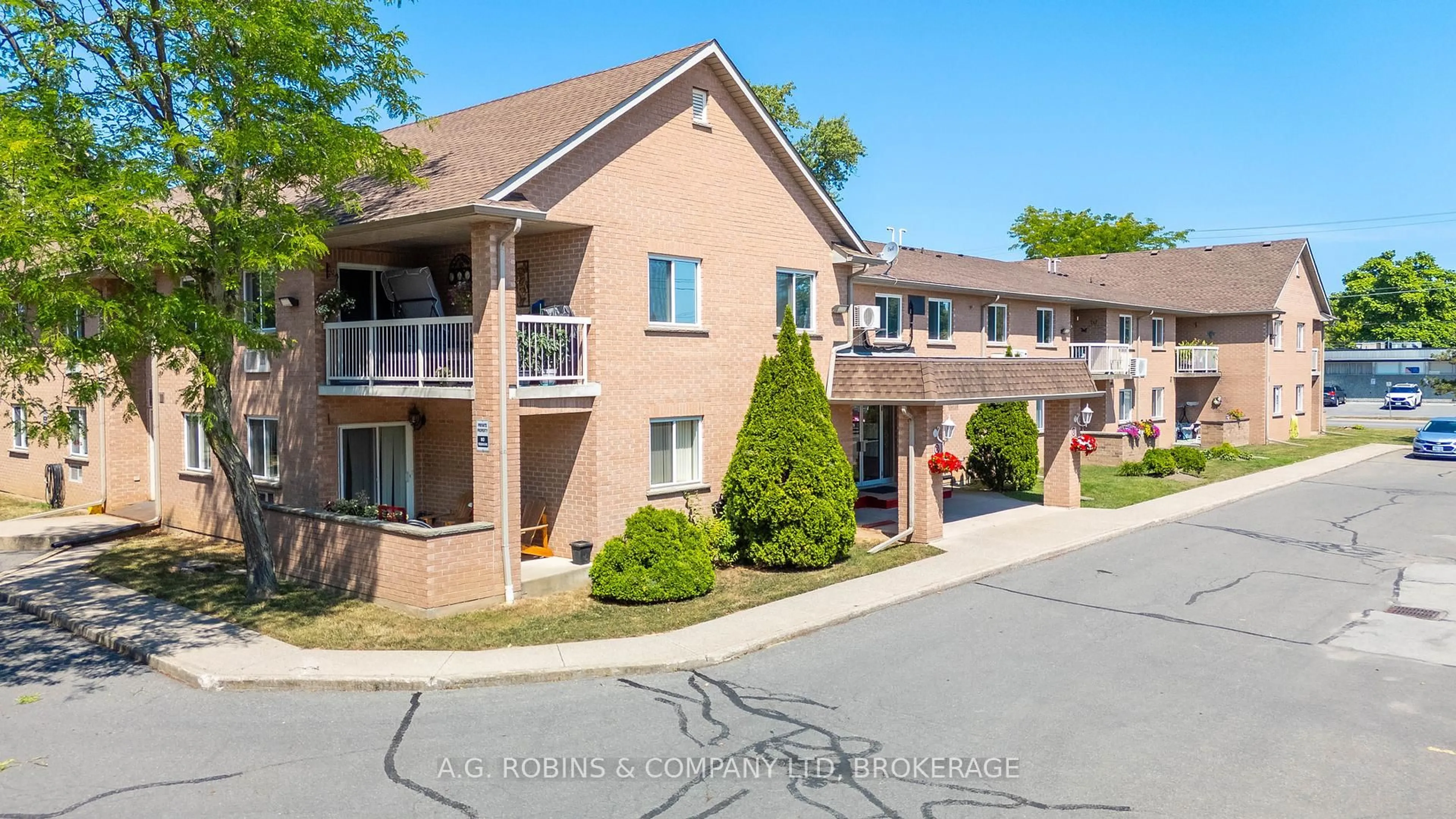 Patio, mountain view for 117 Willson Rd #8, Welland Ontario L3C 2T4