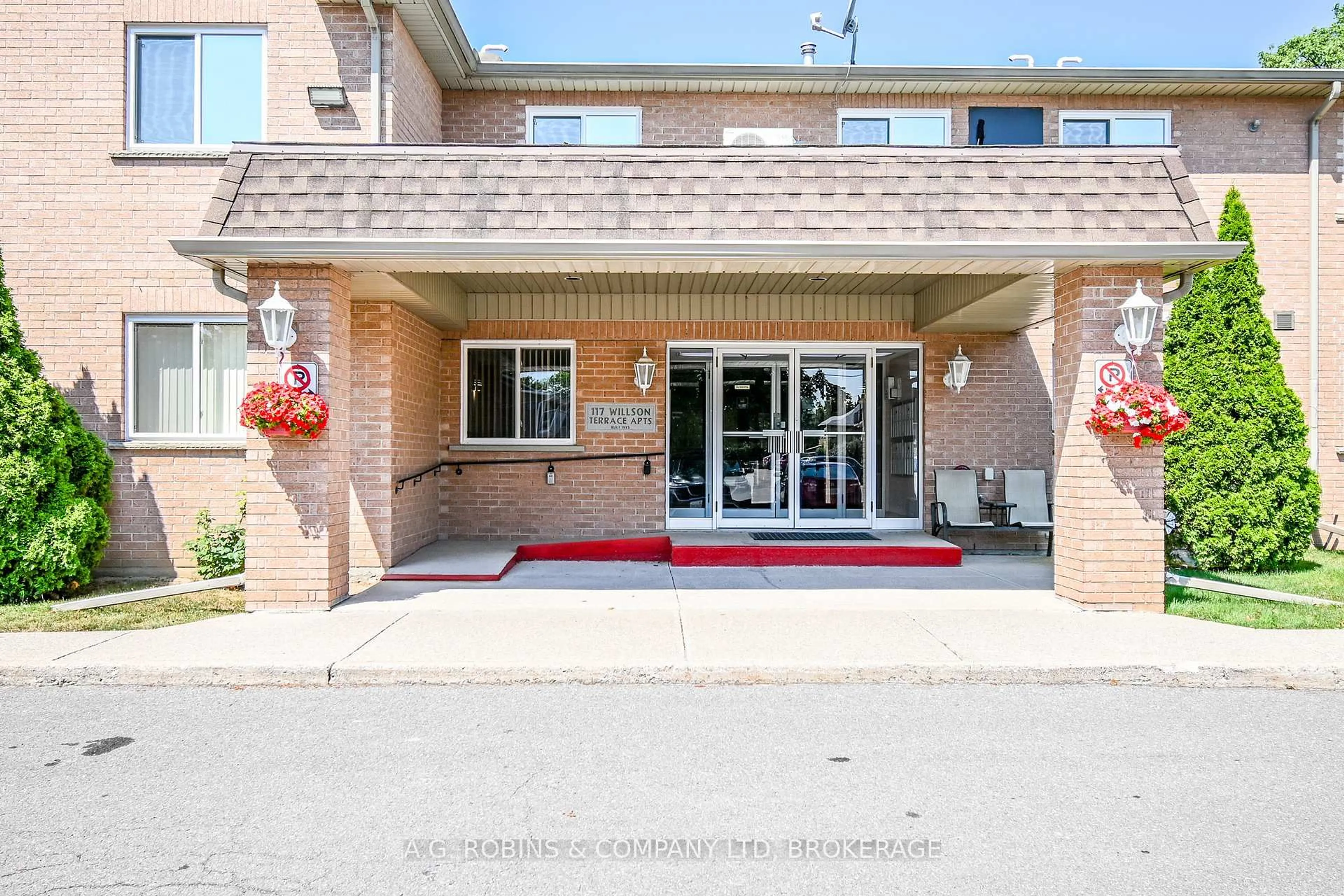 Indoor foyer for 117 Willson Rd #8, Welland Ontario L3C 2T4