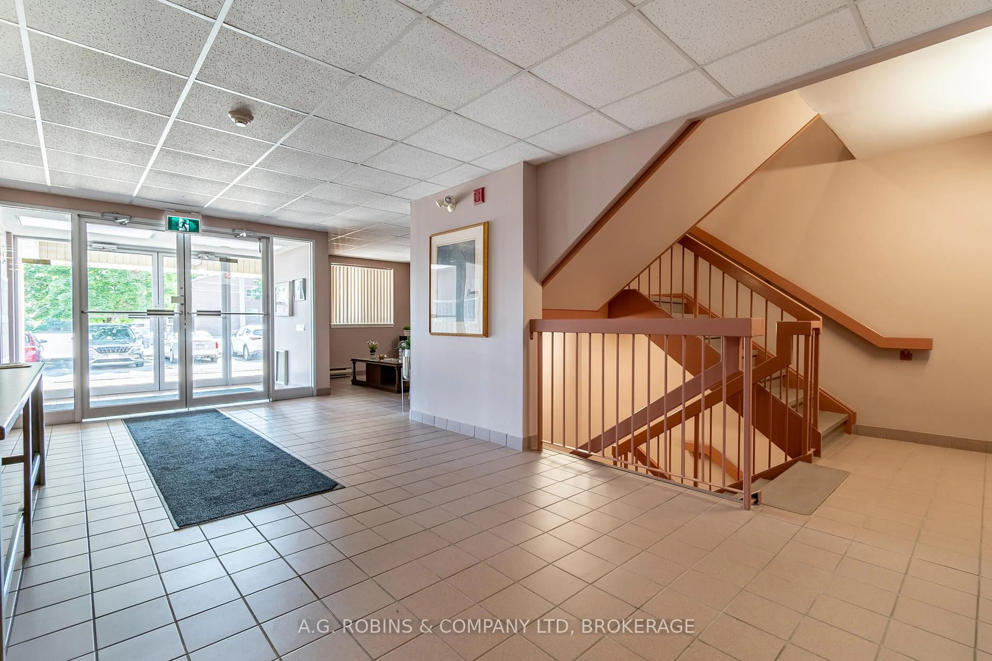 Indoor foyer for 117 Willson Rd #8, Welland Ontario L3C 2T4