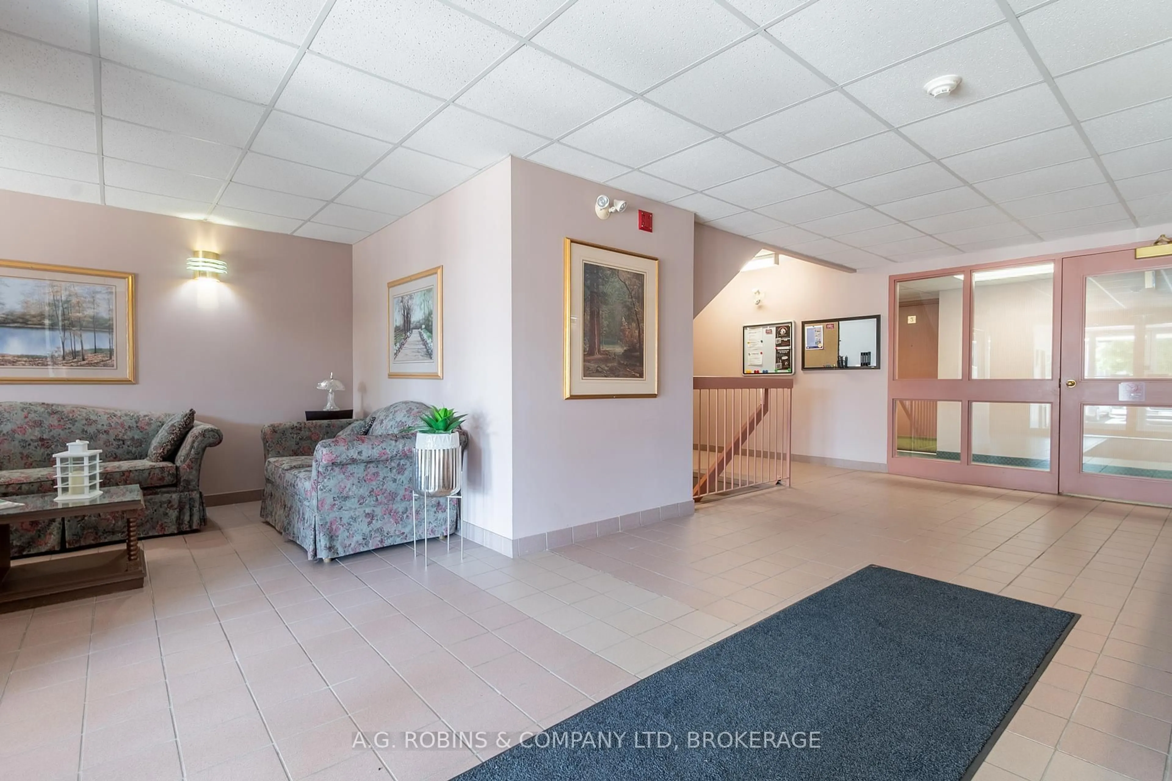 Indoor foyer for 117 Willson Rd #8, Welland Ontario L3C 2T4