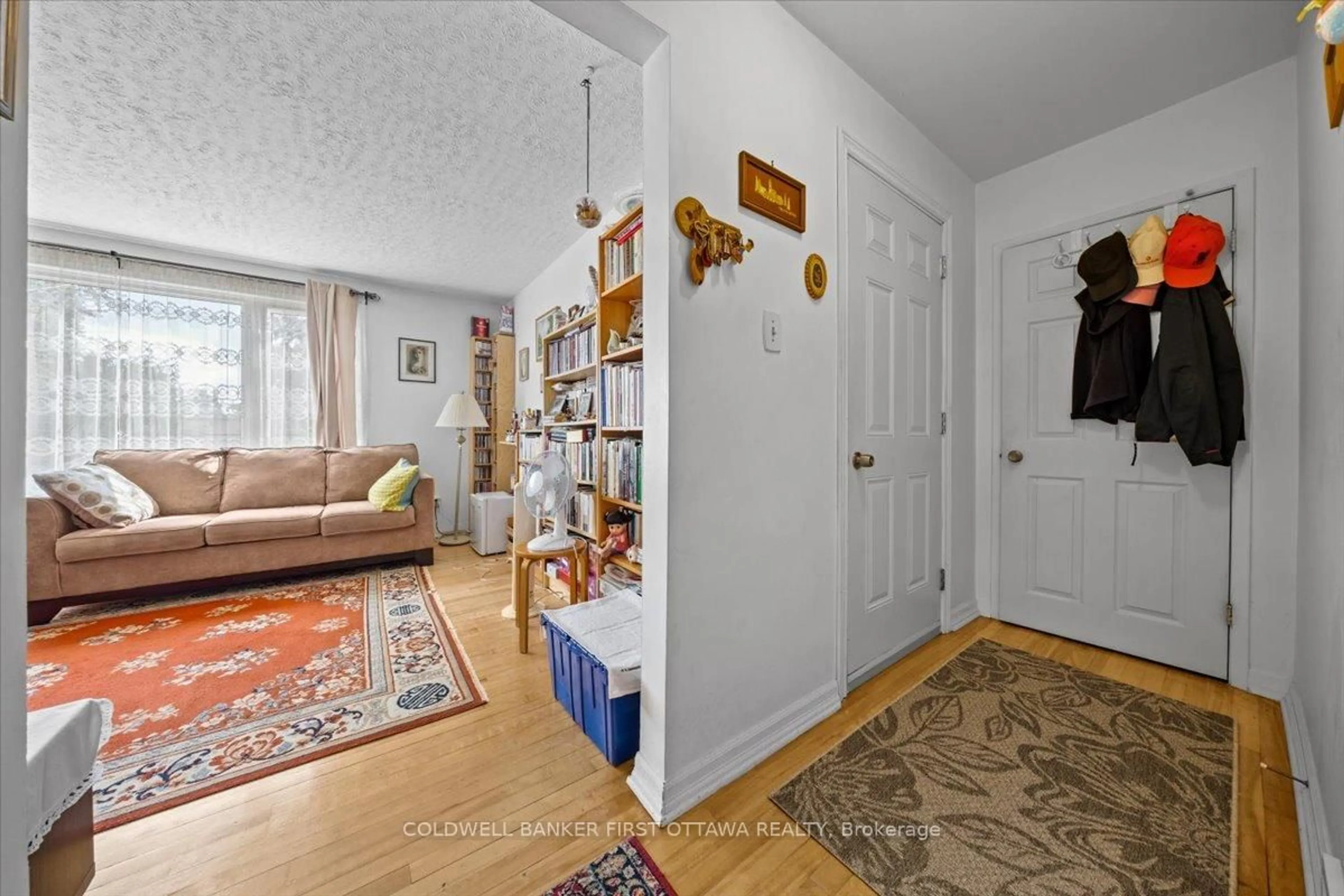 Indoor entryway for 902 Watson St, Ottawa Ontario K2B 6B9