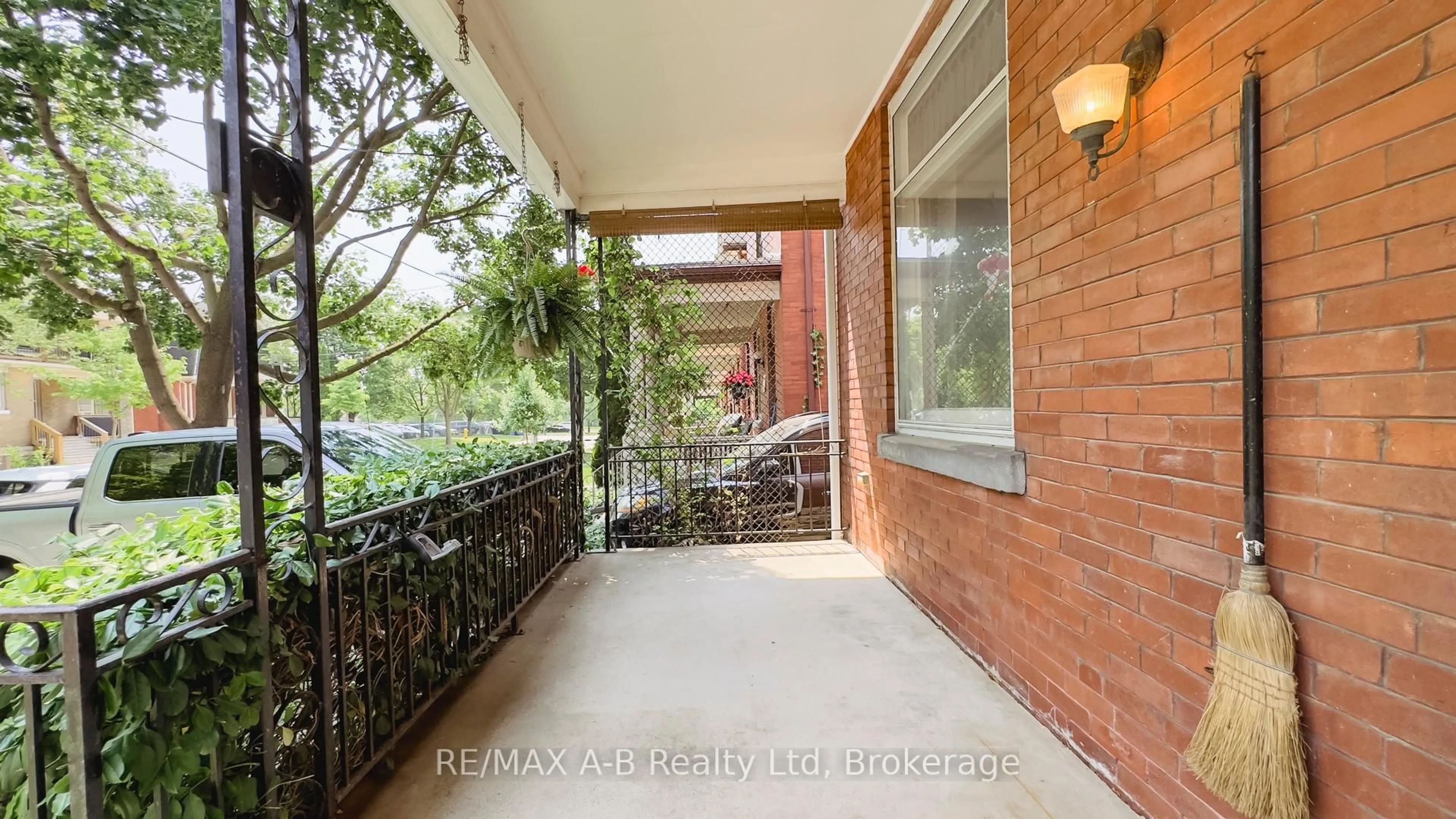 Unknown for 25 Yale St, London East Ontario N6A 3Y3
