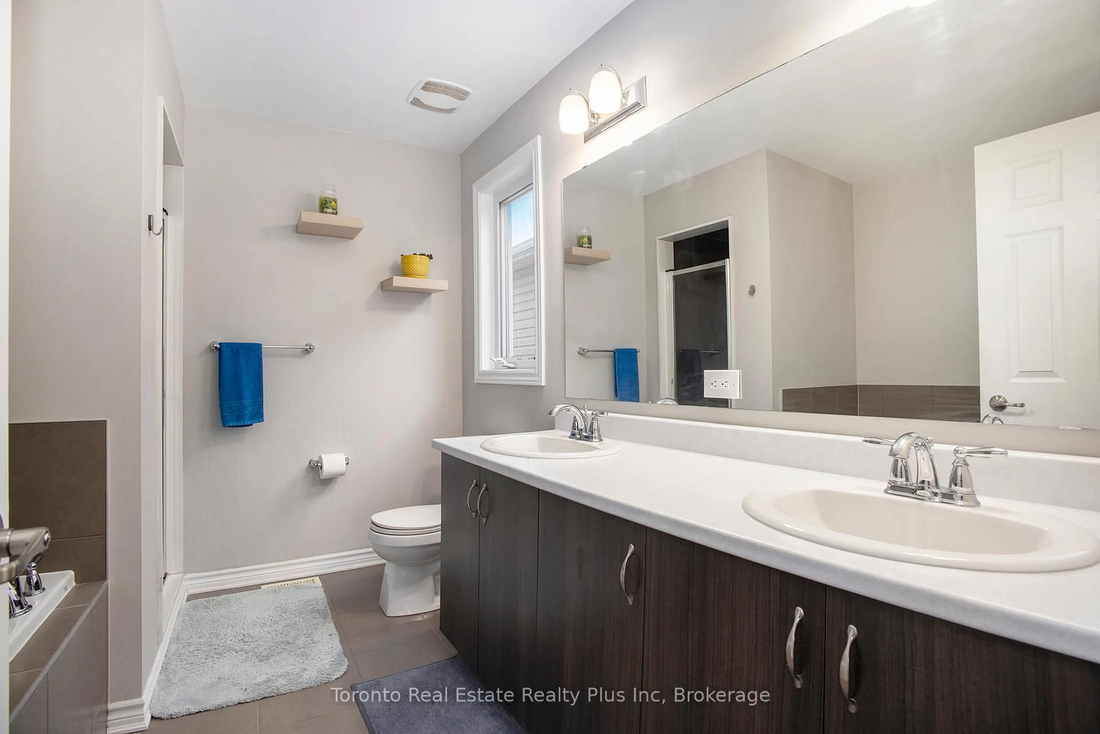 Standard bathroom, ceramic/tile floor for 165 Santolina St, Ottawa Ontario K2S 0W9
