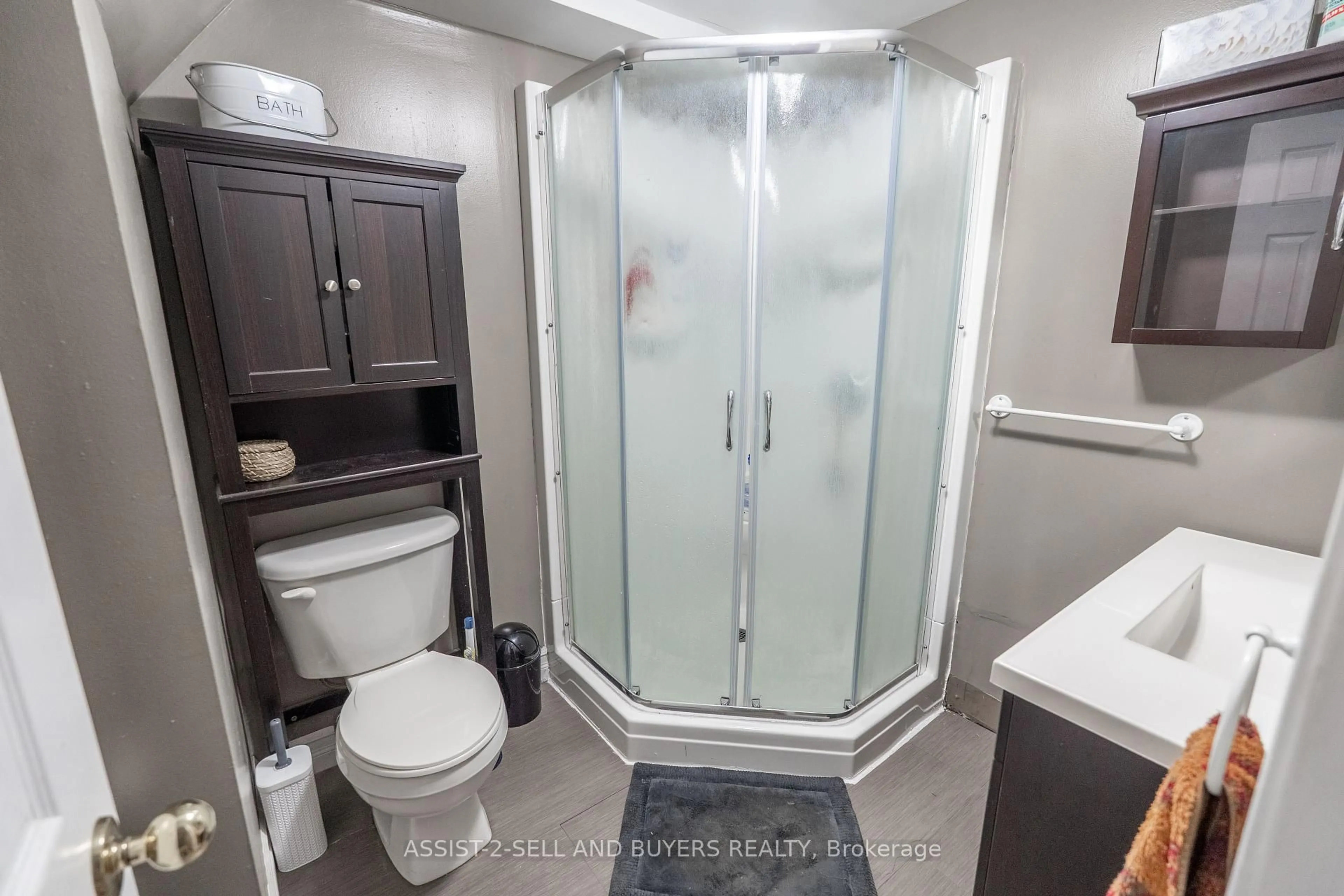 Standard bathroom, ceramic/tile floor for 230 Sunnyside Ave, Cornwall Ontario K6H 3E3