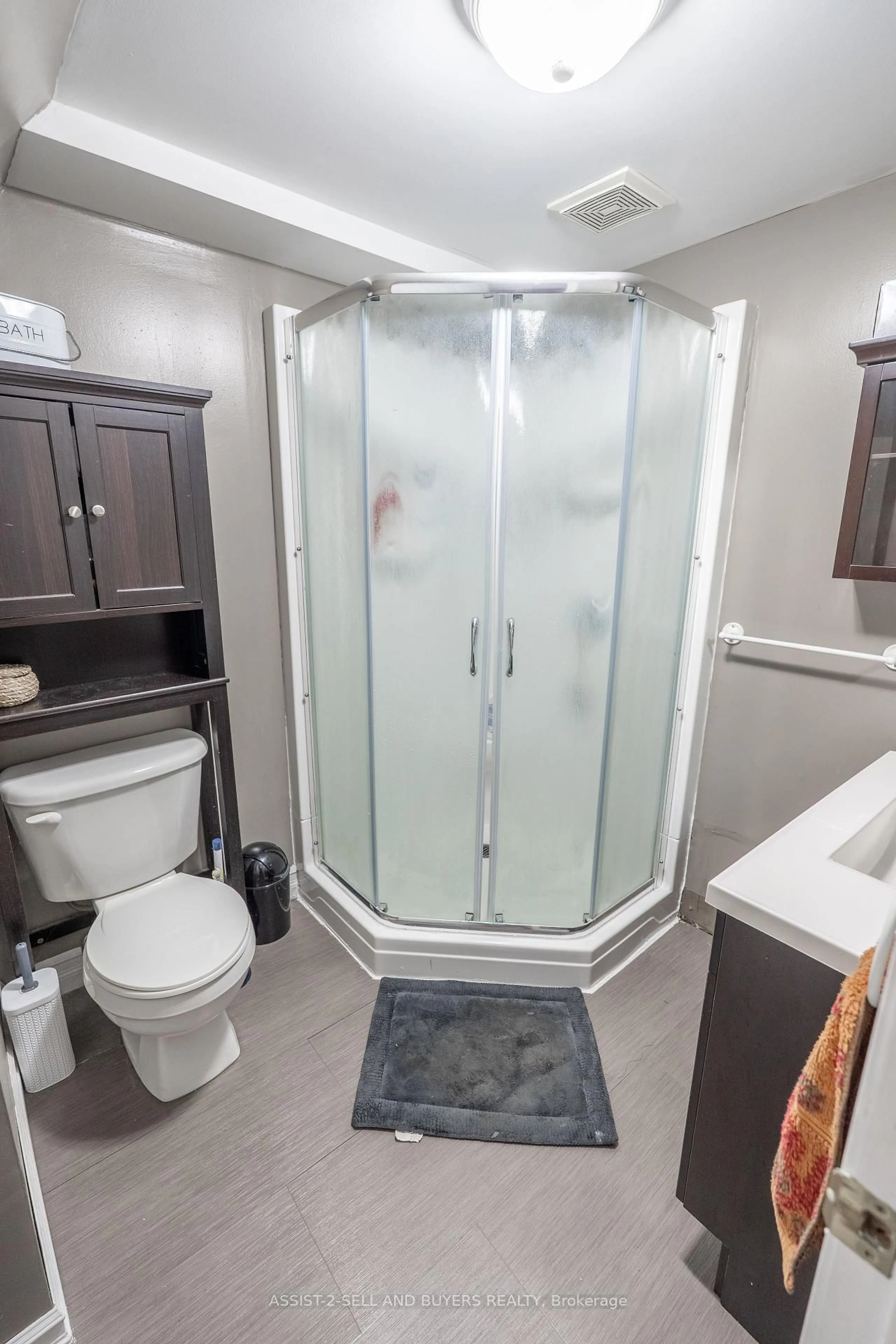 Standard bathroom, ceramic/tile floor for 230 Sunnyside Ave, Cornwall Ontario K6H 3E3