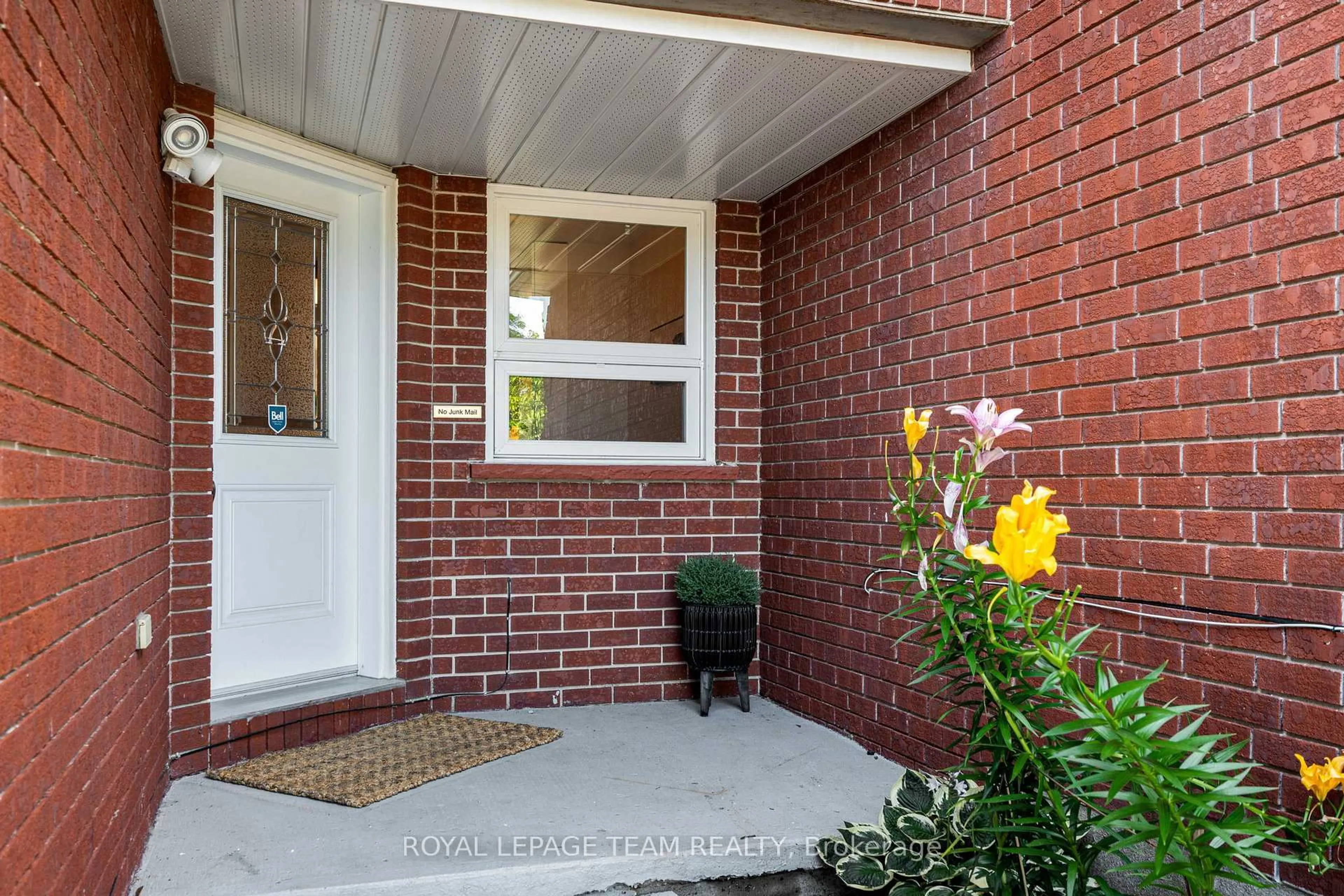 Indoor entryway for 41 Peterson Pl, Ottawa Ontario K2L 4A8