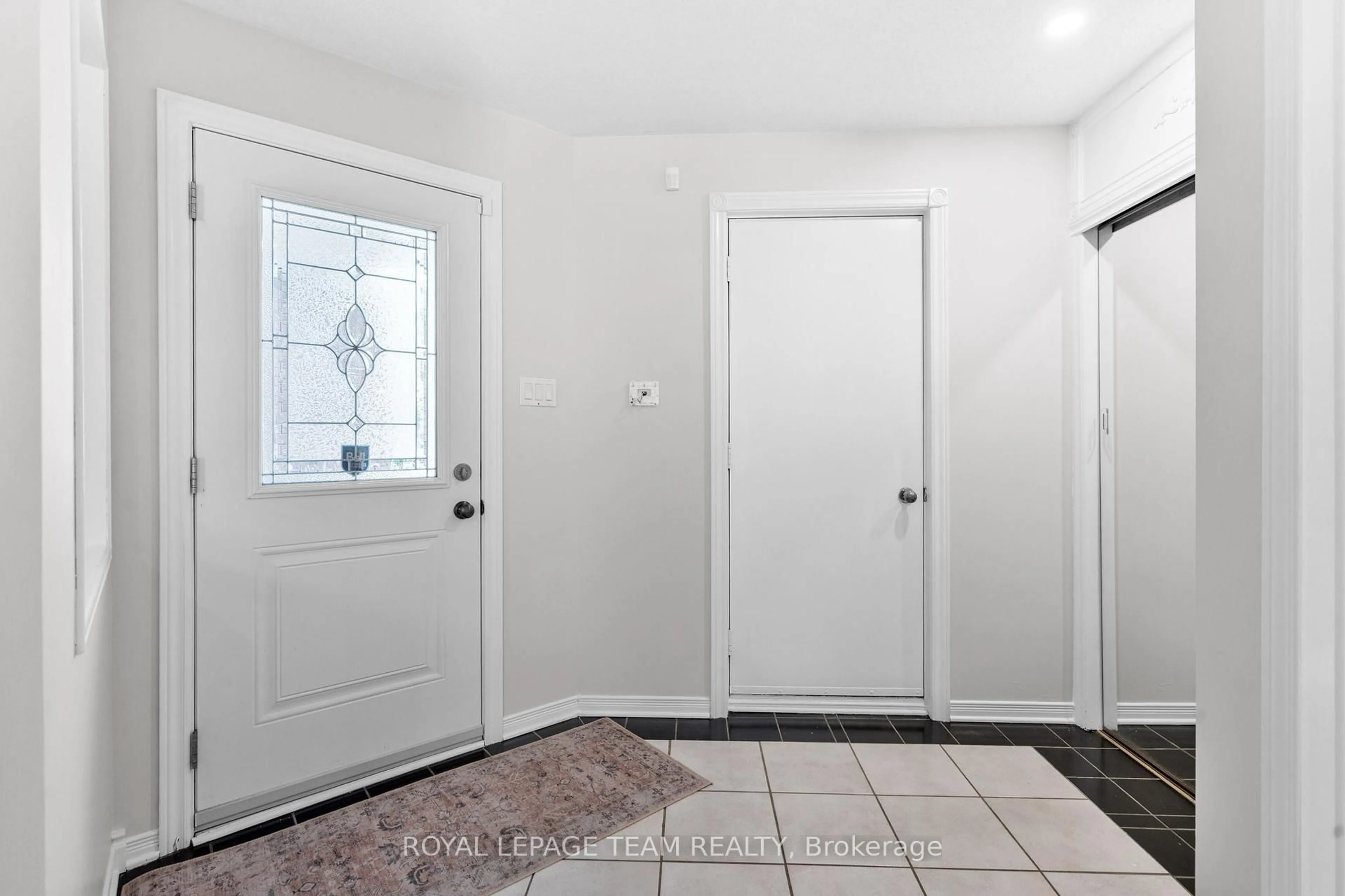 Indoor entryway for 41 Peterson Pl, Ottawa Ontario K2L 4A8