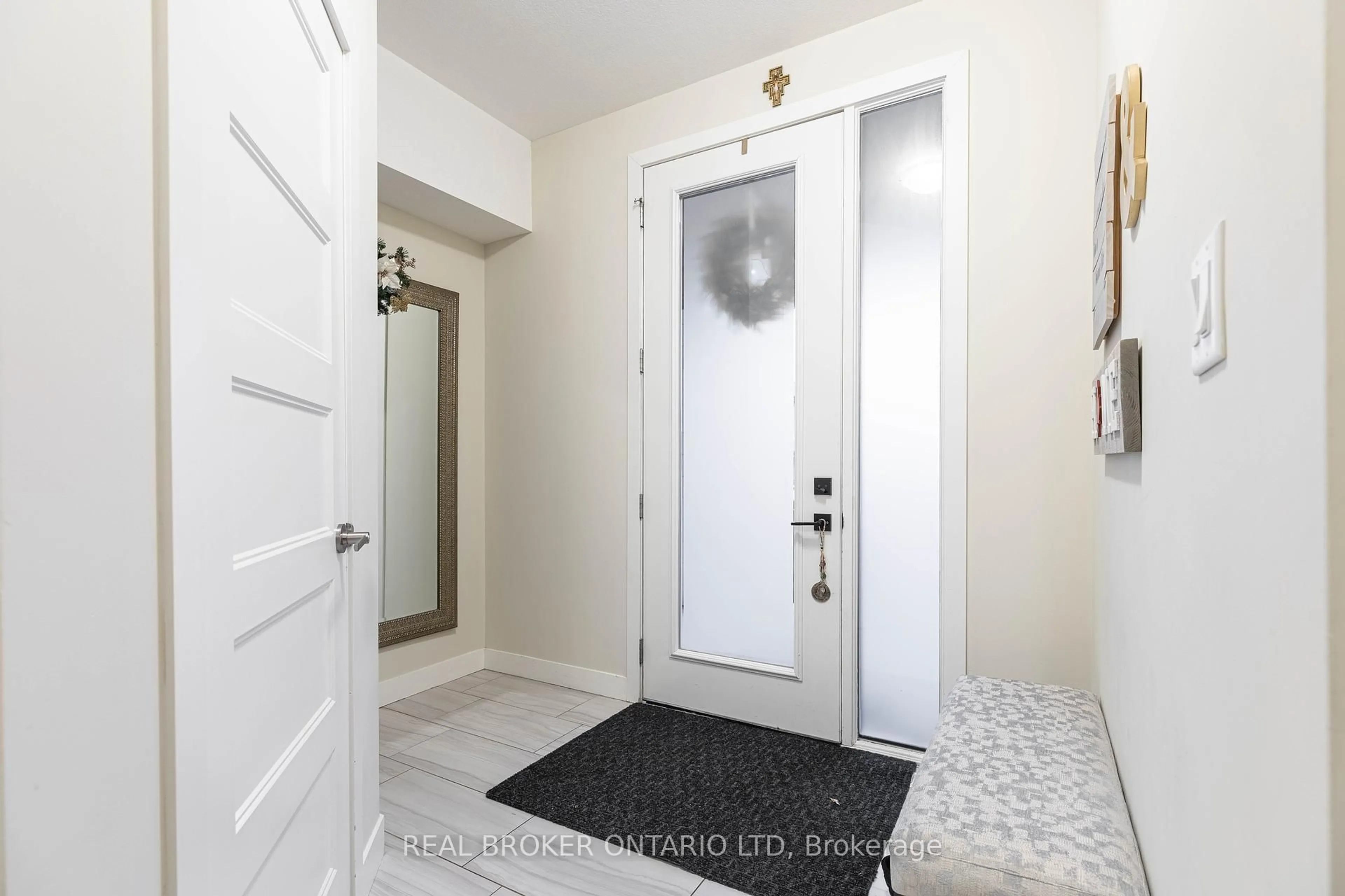 Indoor entryway for 885 Sarnia Rd, London North Ontario N6H 0J7
