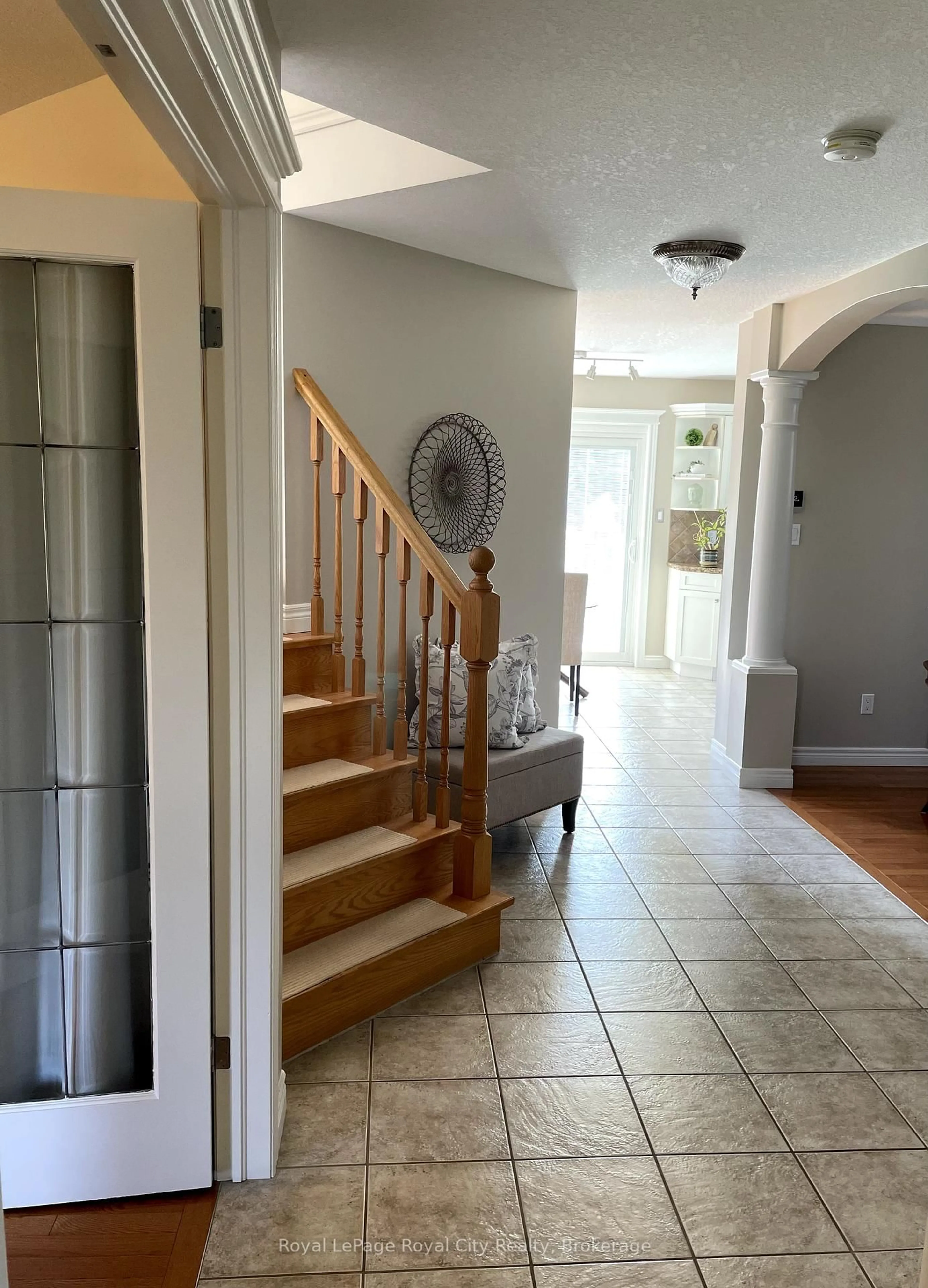 Indoor entryway for 67 Grey Oak Dr, Guelph Ontario N1L 1R2