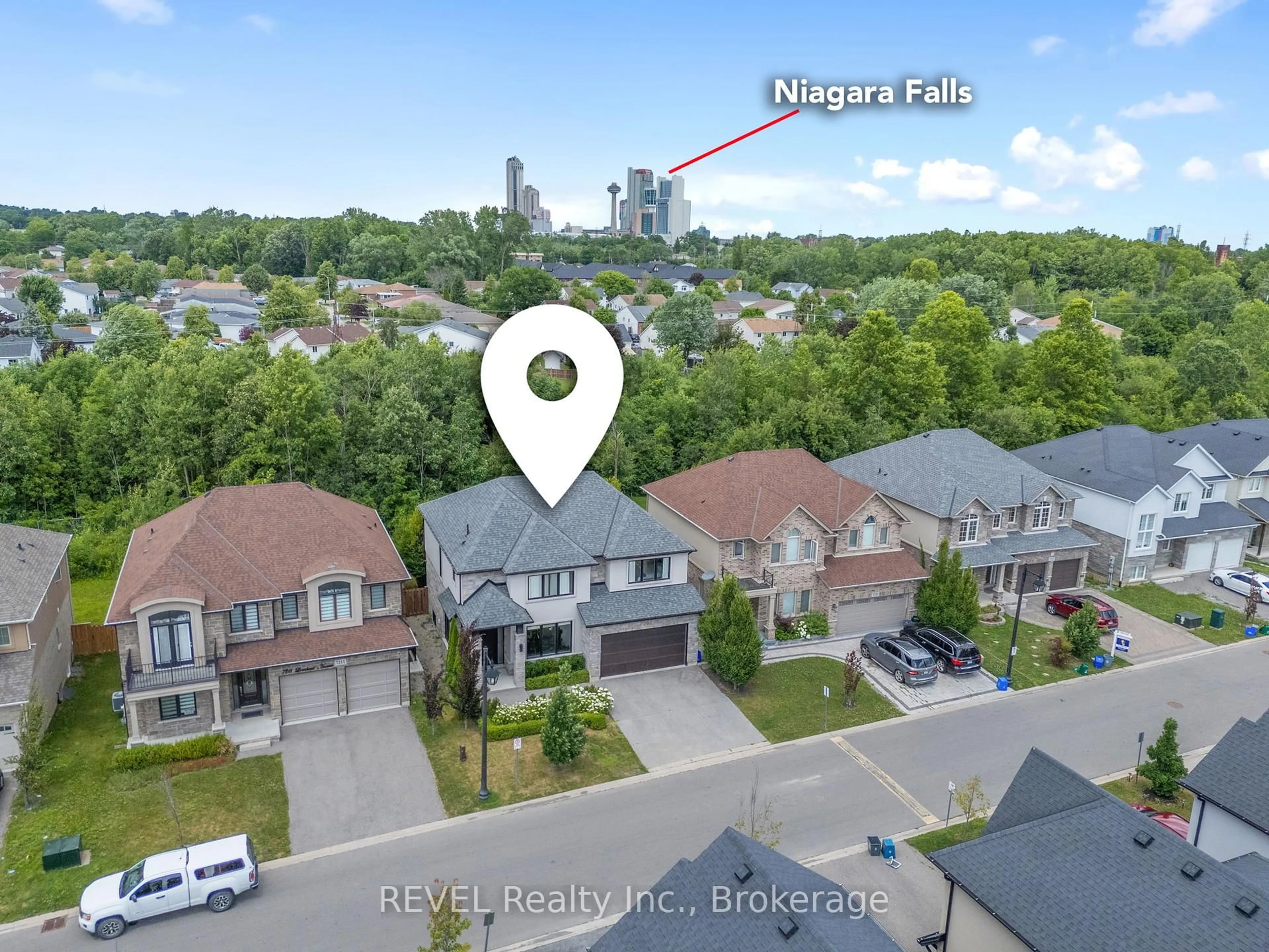 A pic from outside/outdoor area/front of a property/back of a property/a pic from drone, city buildings view from balcony for 7201 Lionshead Ave #27, Niagara Falls Ontario L2G 0A6