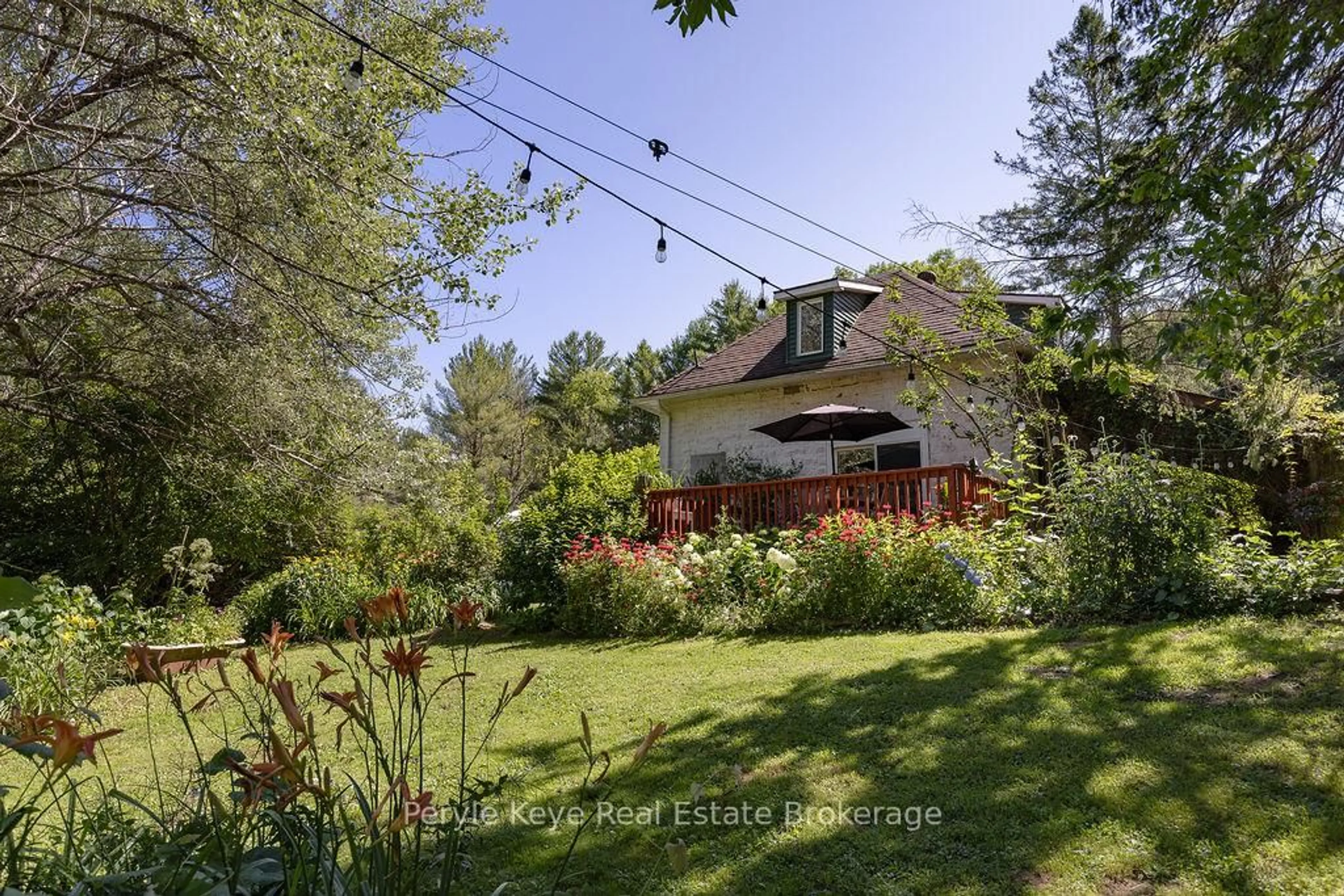 A pic from outside/outdoor area/front of a property/back of a property/a pic from drone, unknown for 2322 Old Muskoka Rd, Huntsville Ontario P0B 1M0