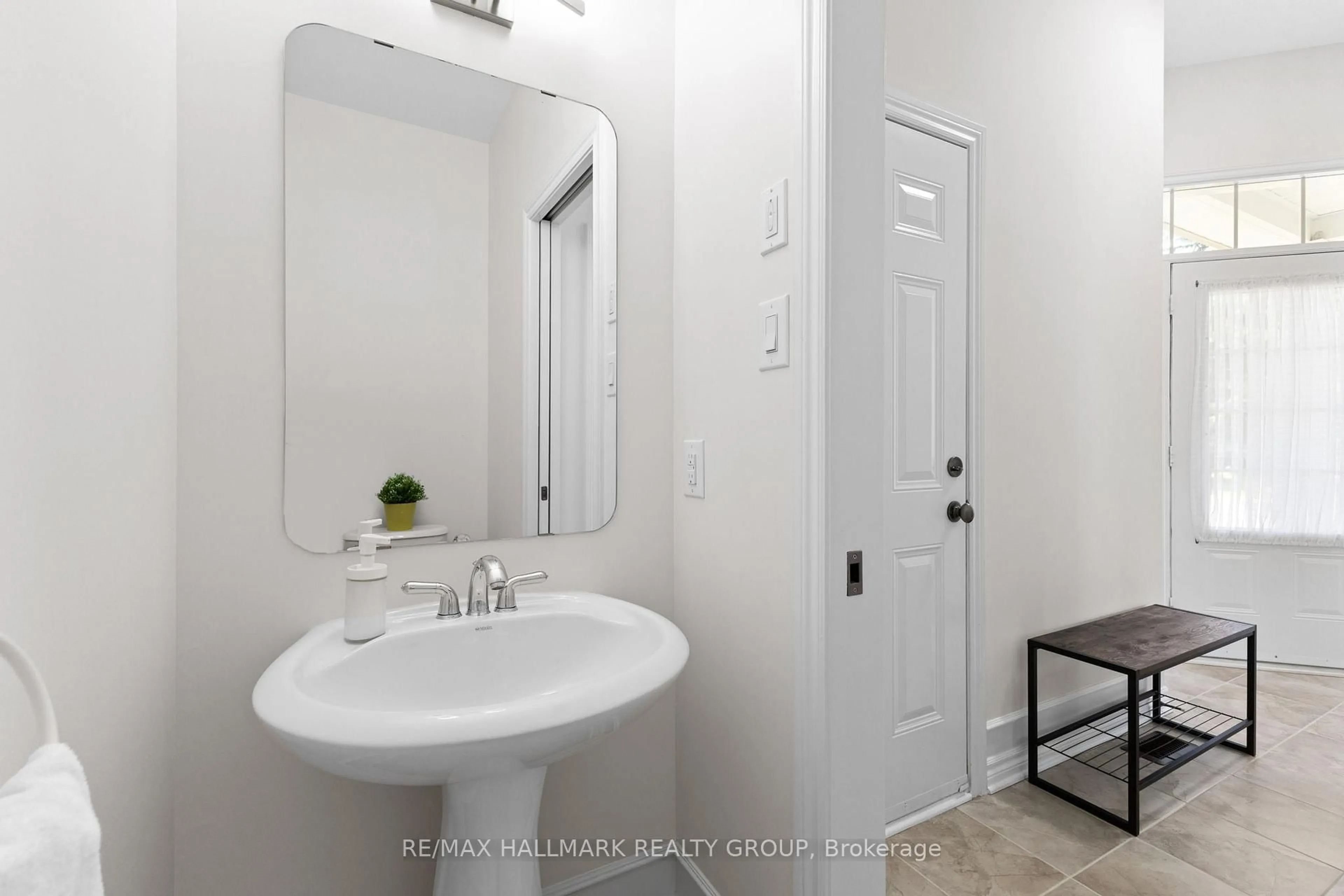 Standard bathroom, ceramic/tile floor for 161 Bridgestone Dr, Kanata Ontario K2M 2E3