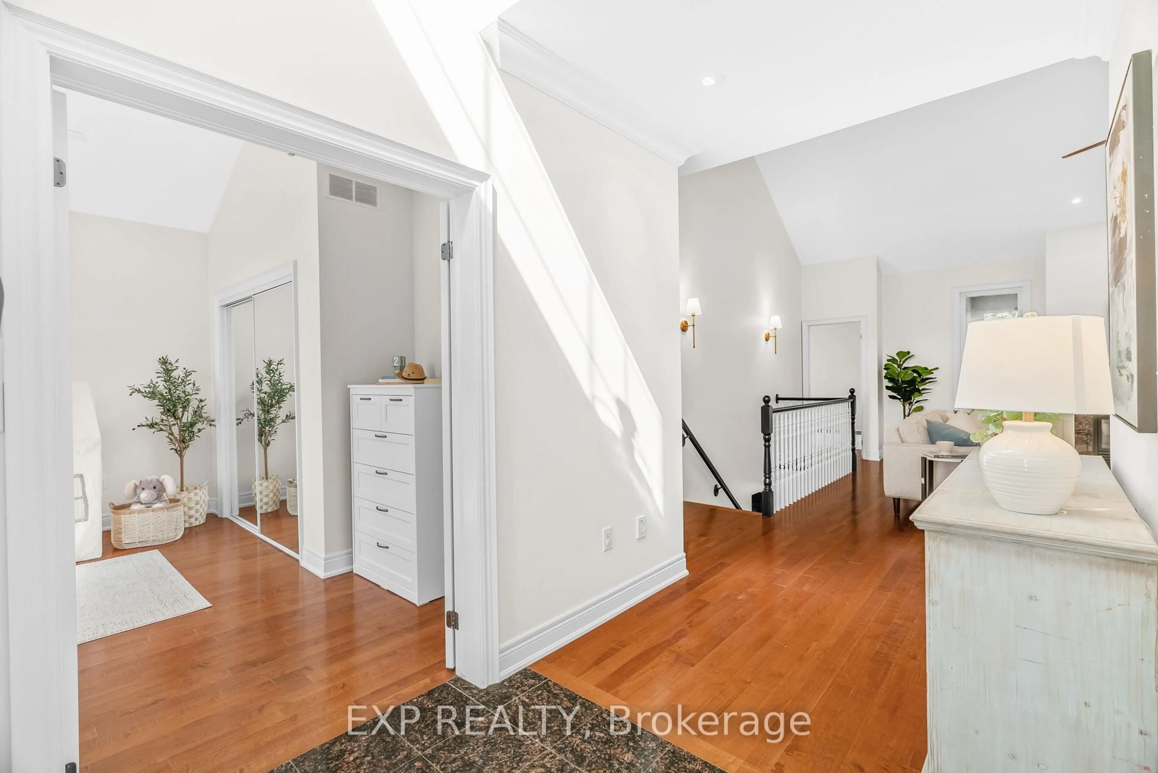 Indoor entryway for 3300 CHARLESTON Dr, Fort Erie Ontario L0S 1N0