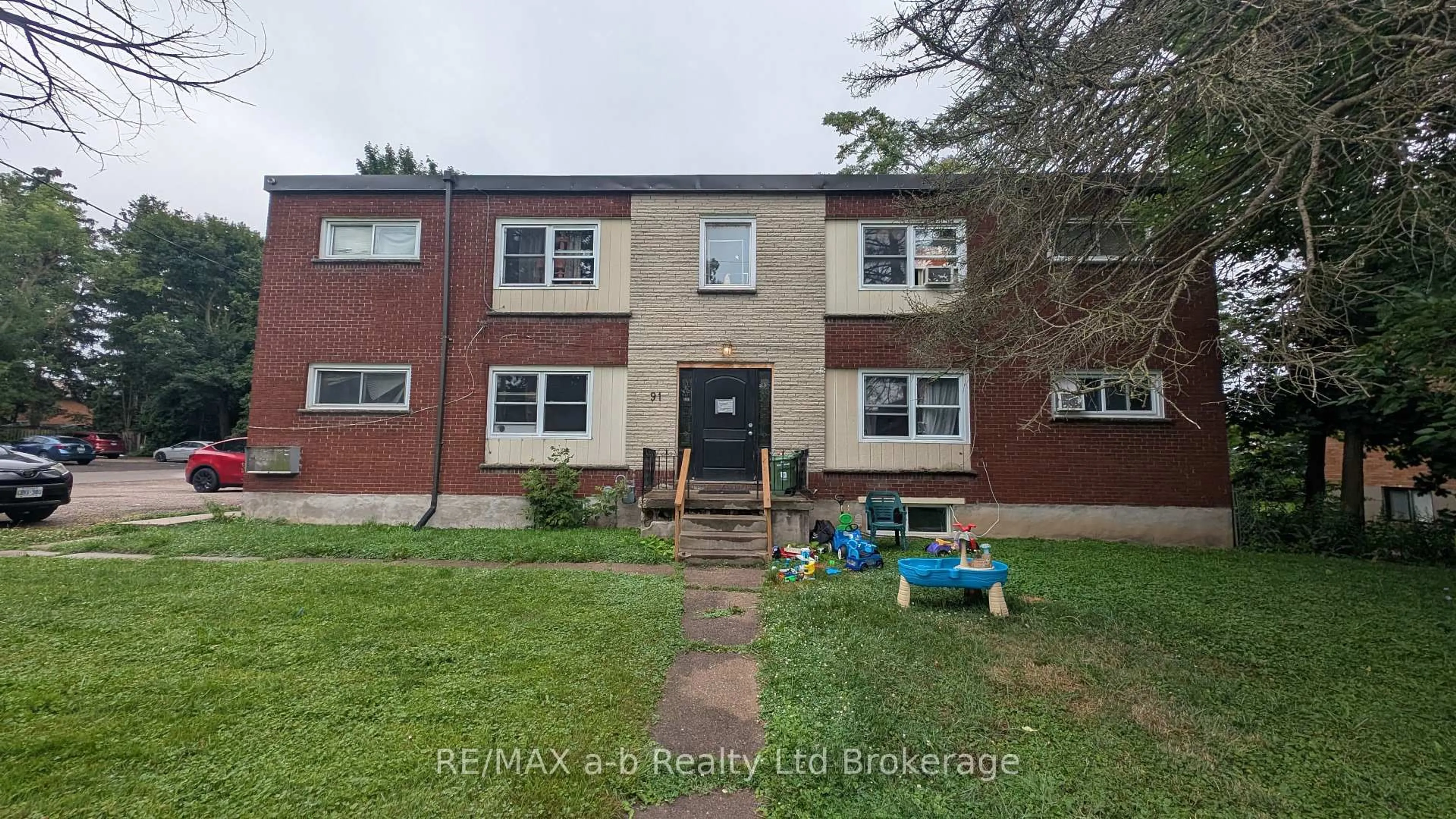 A pic from outside/outdoor area/front of a property/back of a property/a pic from drone, building for 91 King Edward Ave, London South Ontario N5Z 3S7
