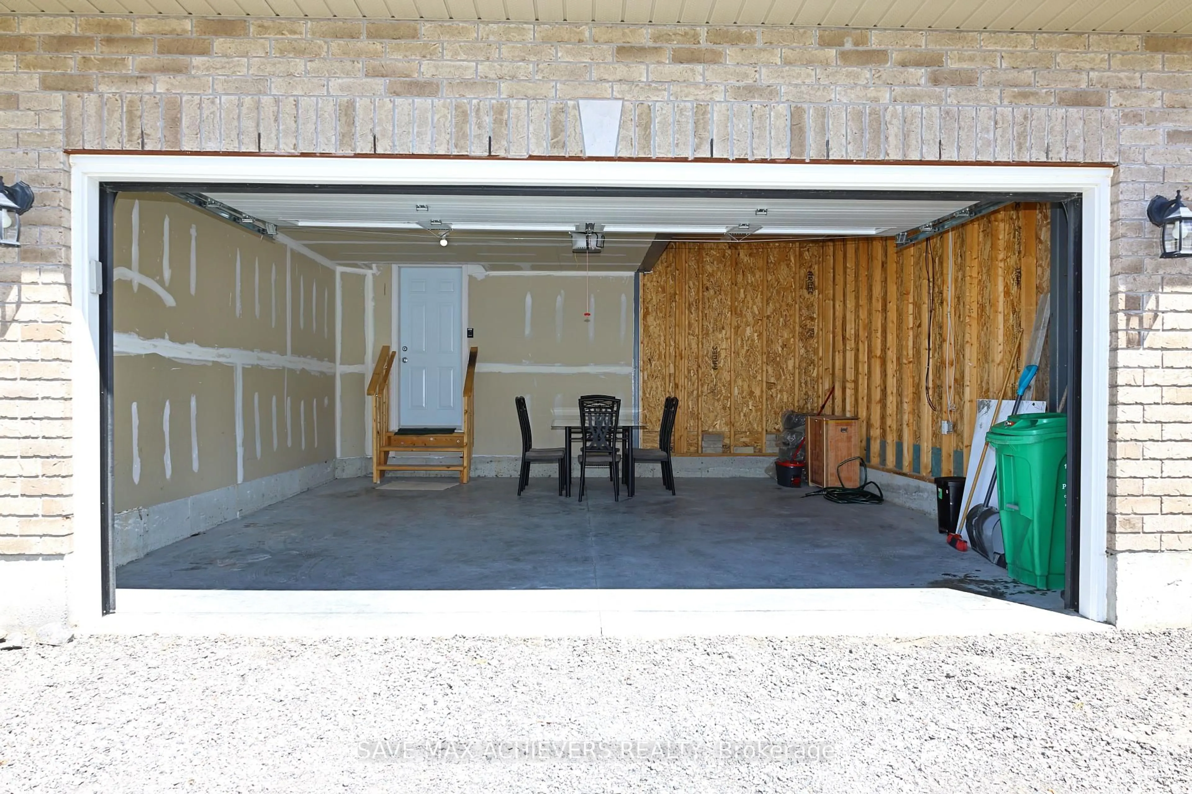 Indoor garage for 314 Mullighan Gdns, Peterborough North Ontario K9K 0H2