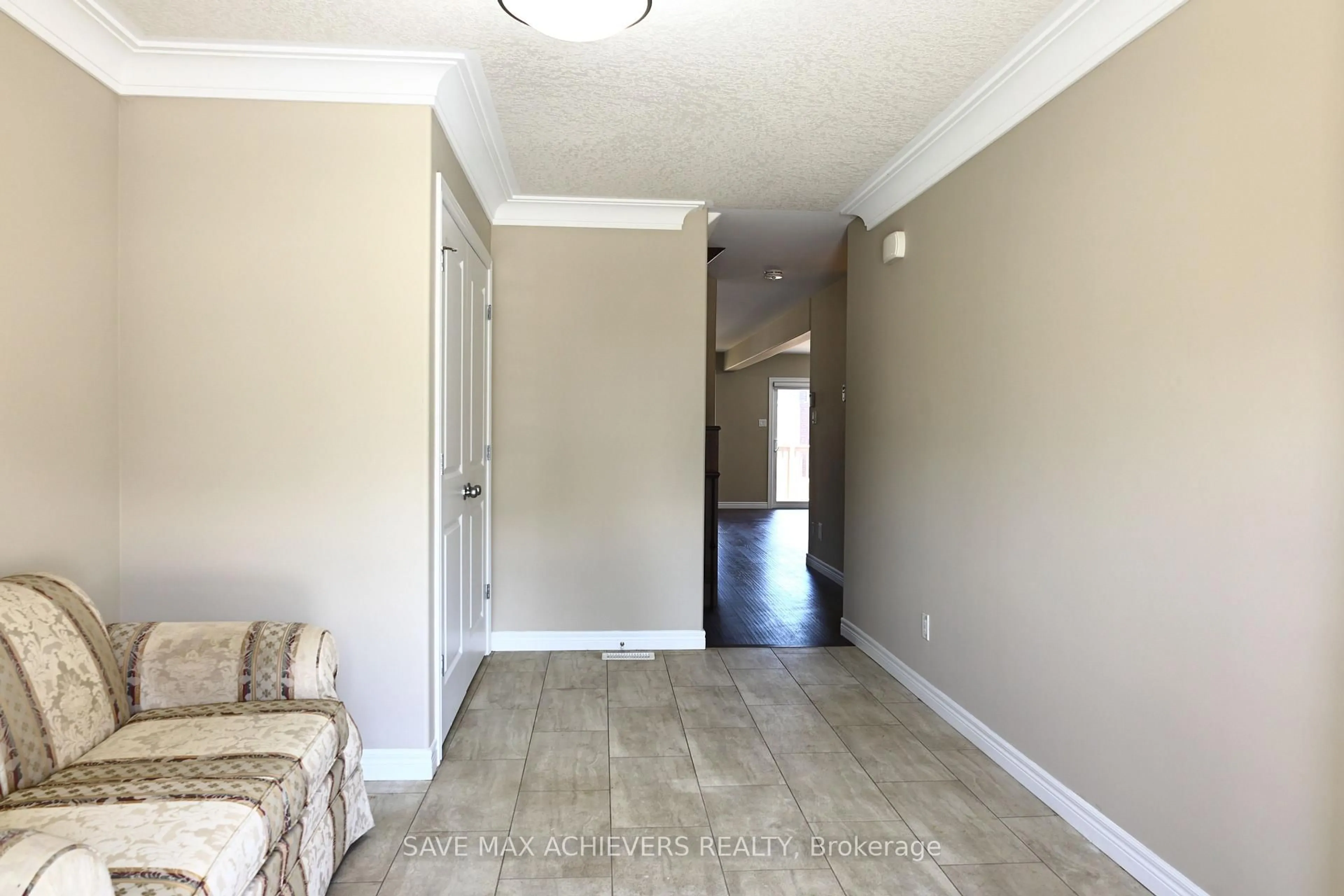 Indoor entryway for 314 Mullighan Gdns, Peterborough North Ontario K9K 0H2