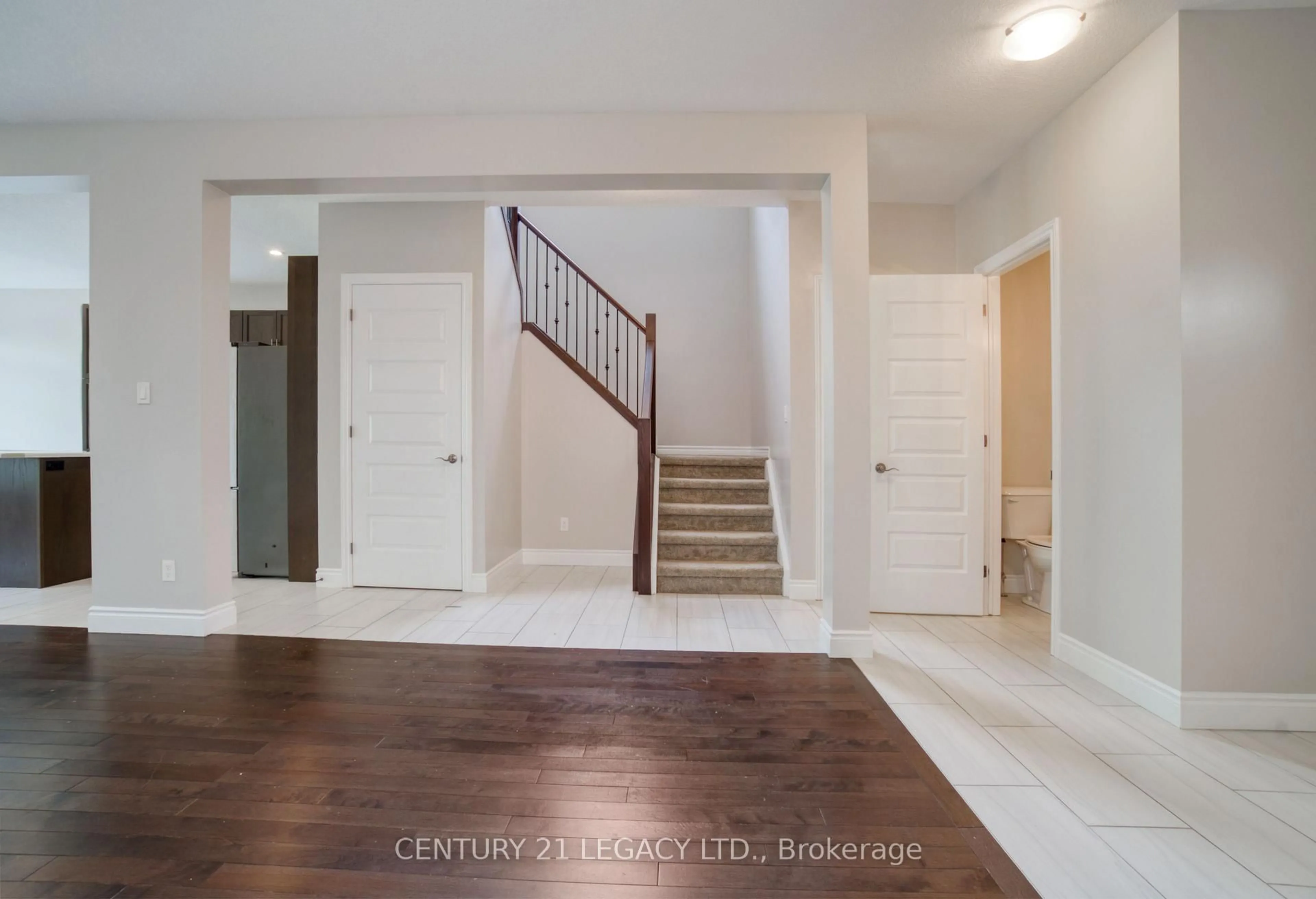 Indoor entryway for 1606 FINLEY Cres, London North Ontario N6G 0T1