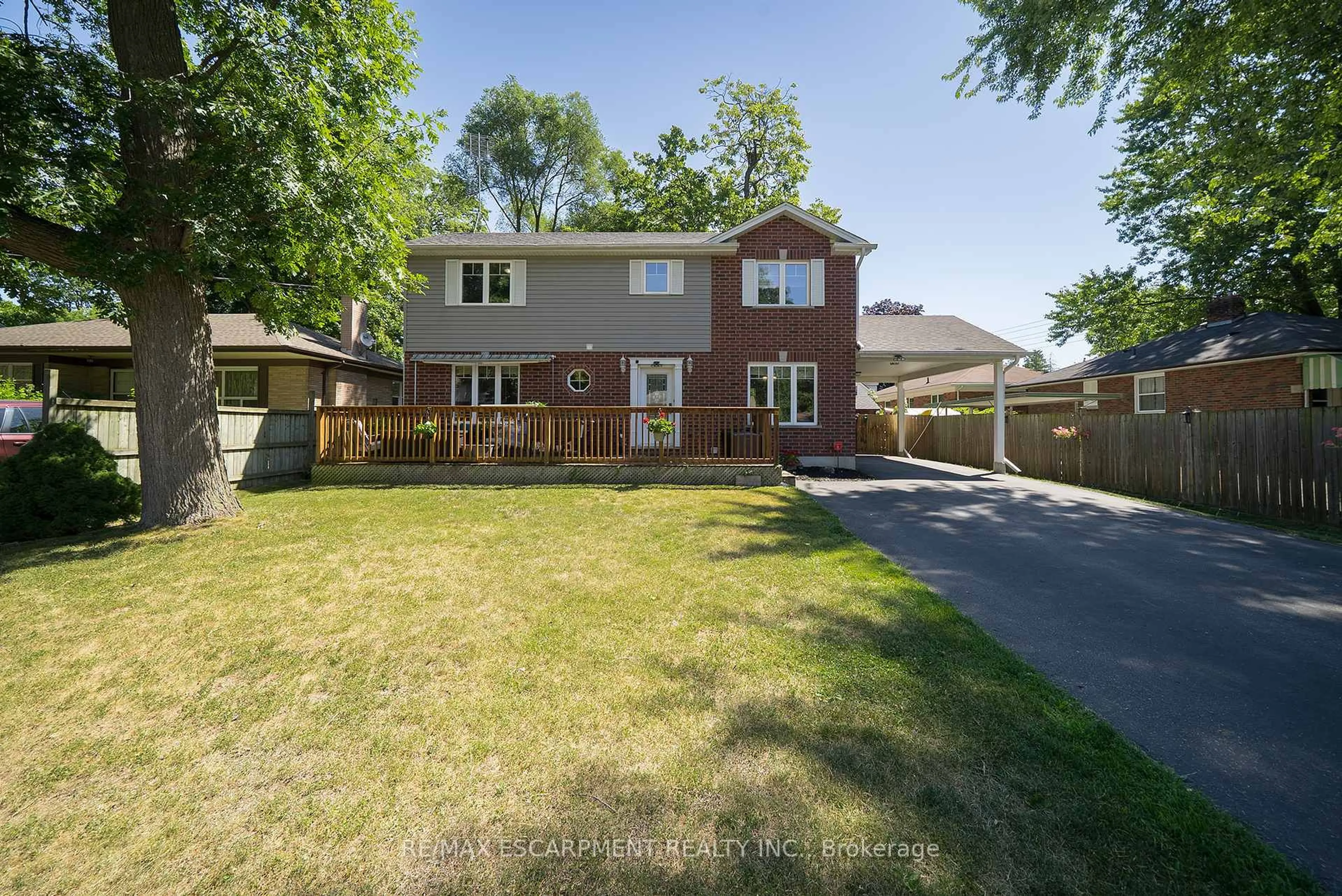 A pic from outside/outdoor area/front of a property/back of a property/a pic from drone, street for 23 Park Rd, Brantford Ontario N3S 3G2
