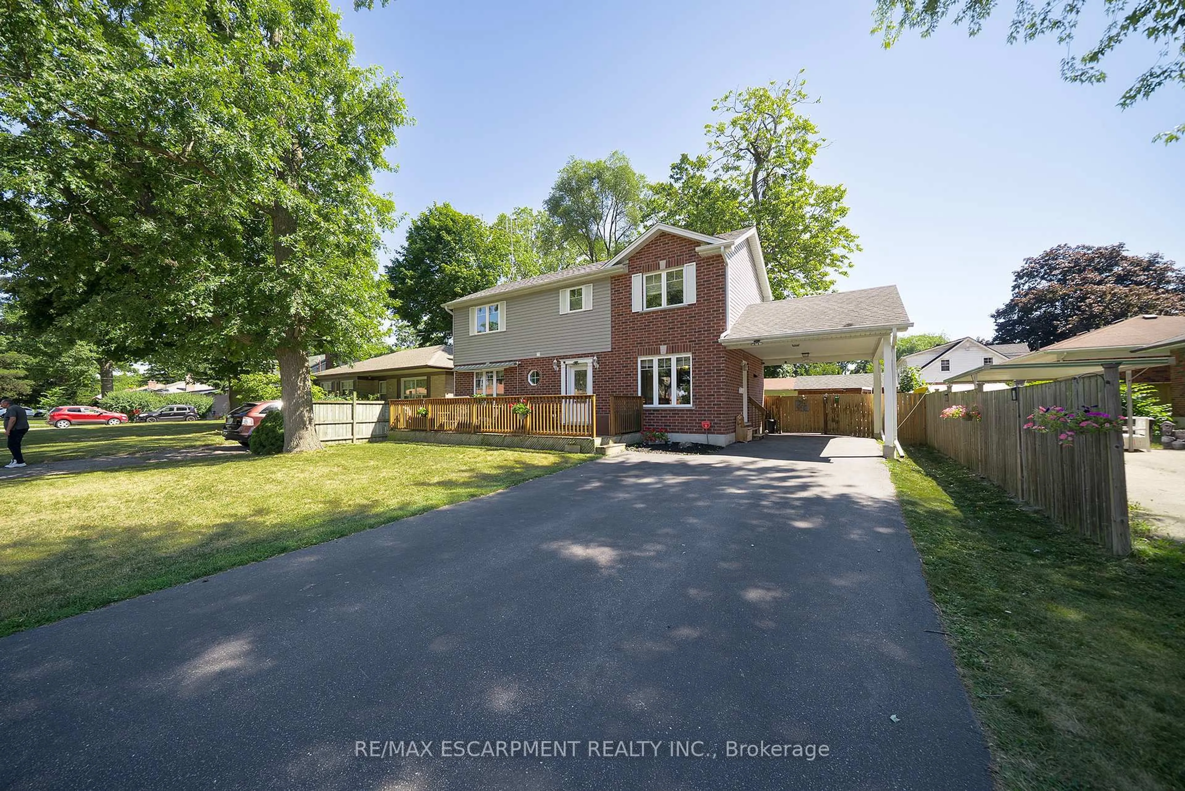 A pic from outside/outdoor area/front of a property/back of a property/a pic from drone, unknown for 23 Park Rd, Brantford Ontario N3S 3G2