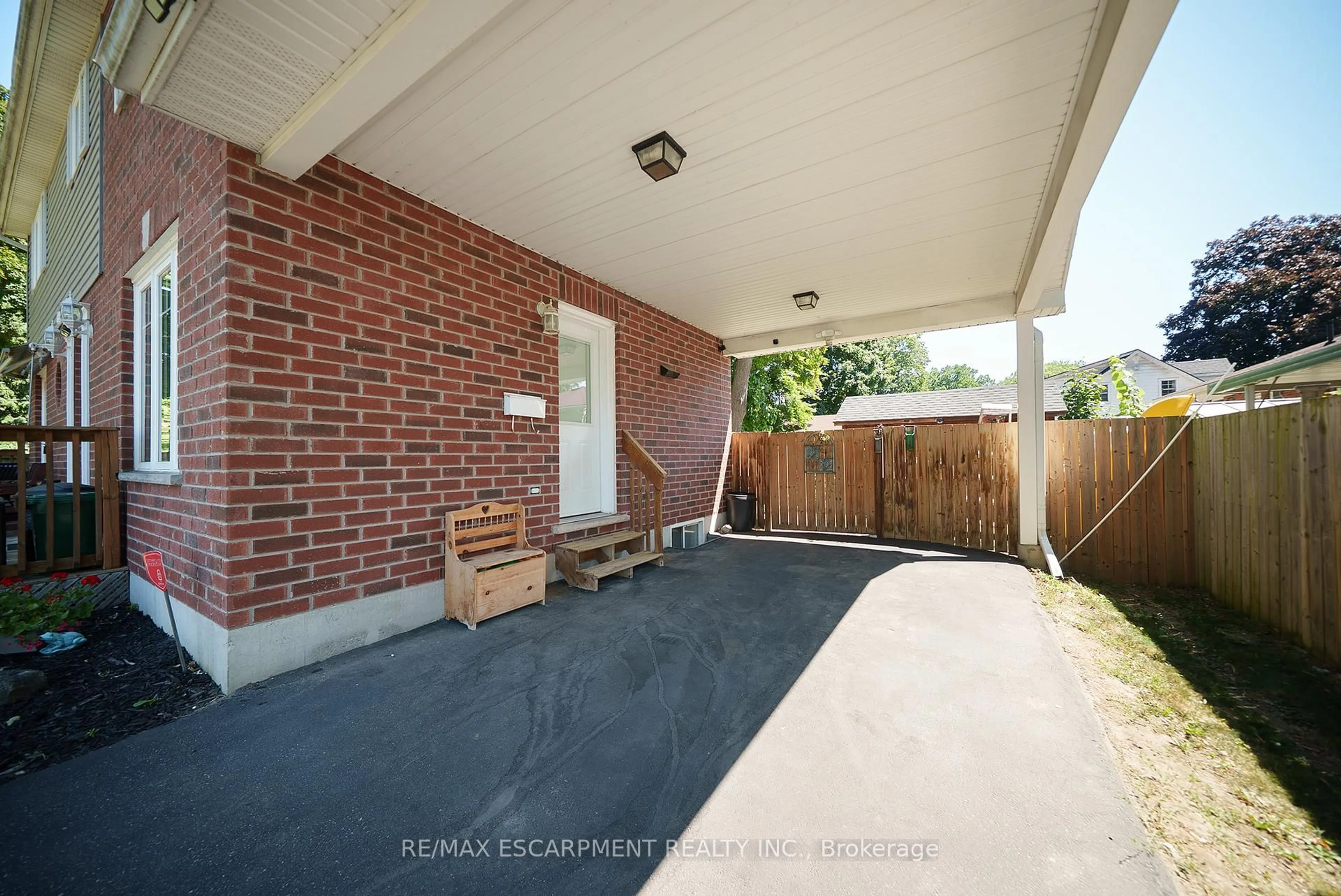 Patio, street for 23 Park Rd, Brantford Ontario N3S 3G2