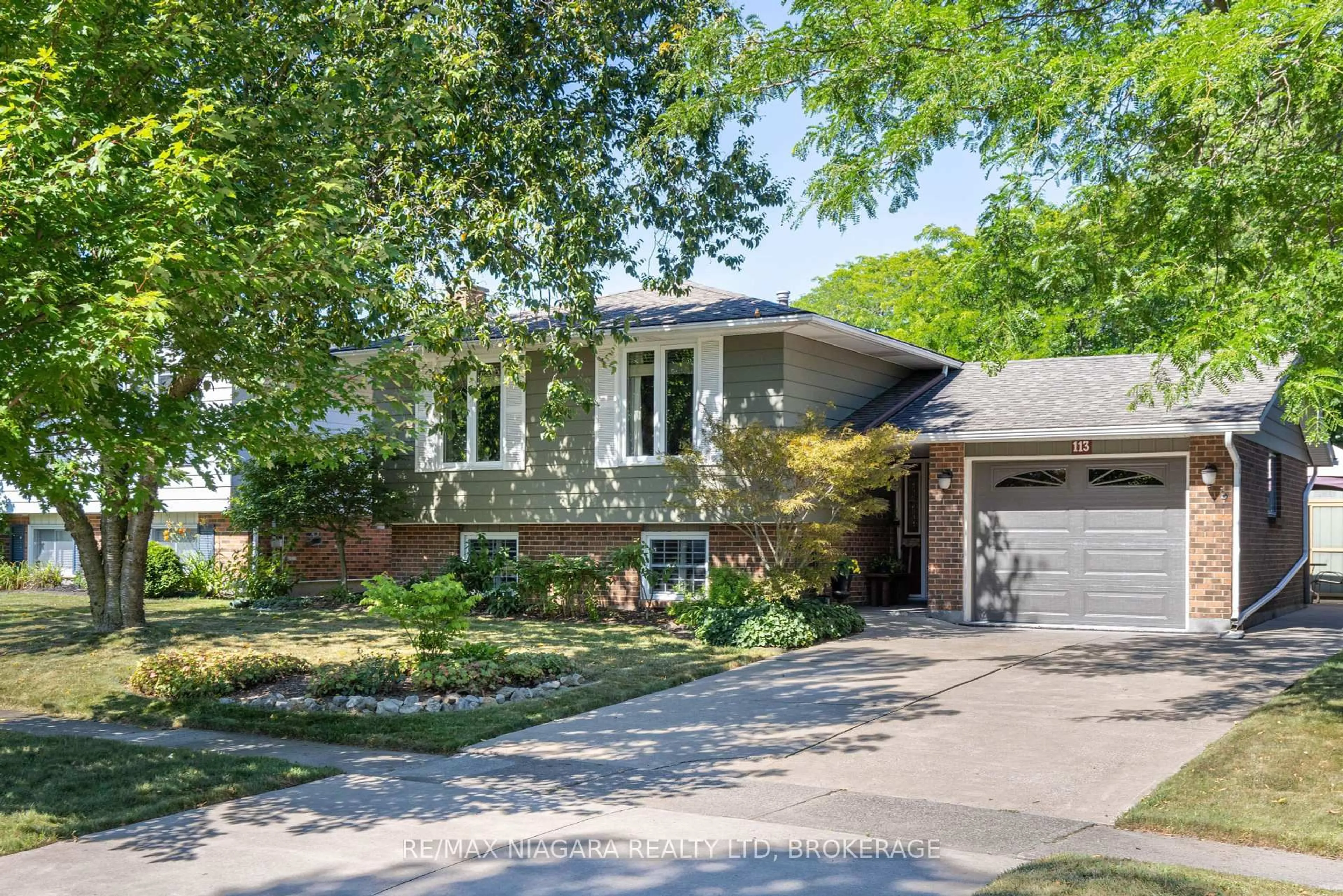 Home with brick exterior material, street for 113 Royal Oak Dr, Welland Ontario L3C 5W2