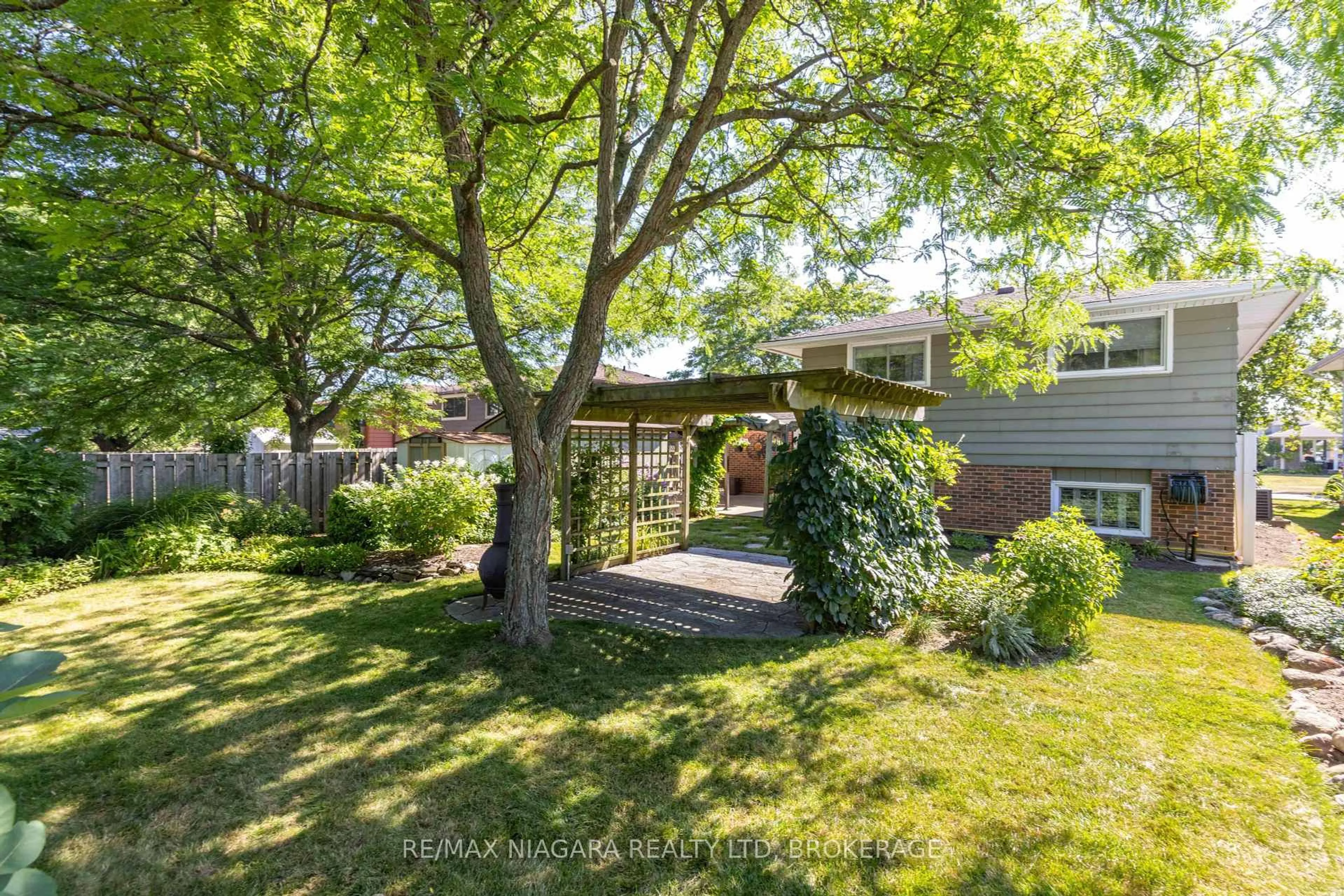A pic from outside/outdoor area/front of a property/back of a property/a pic from drone, street for 113 Royal Oak Dr, Welland Ontario L3C 5W2