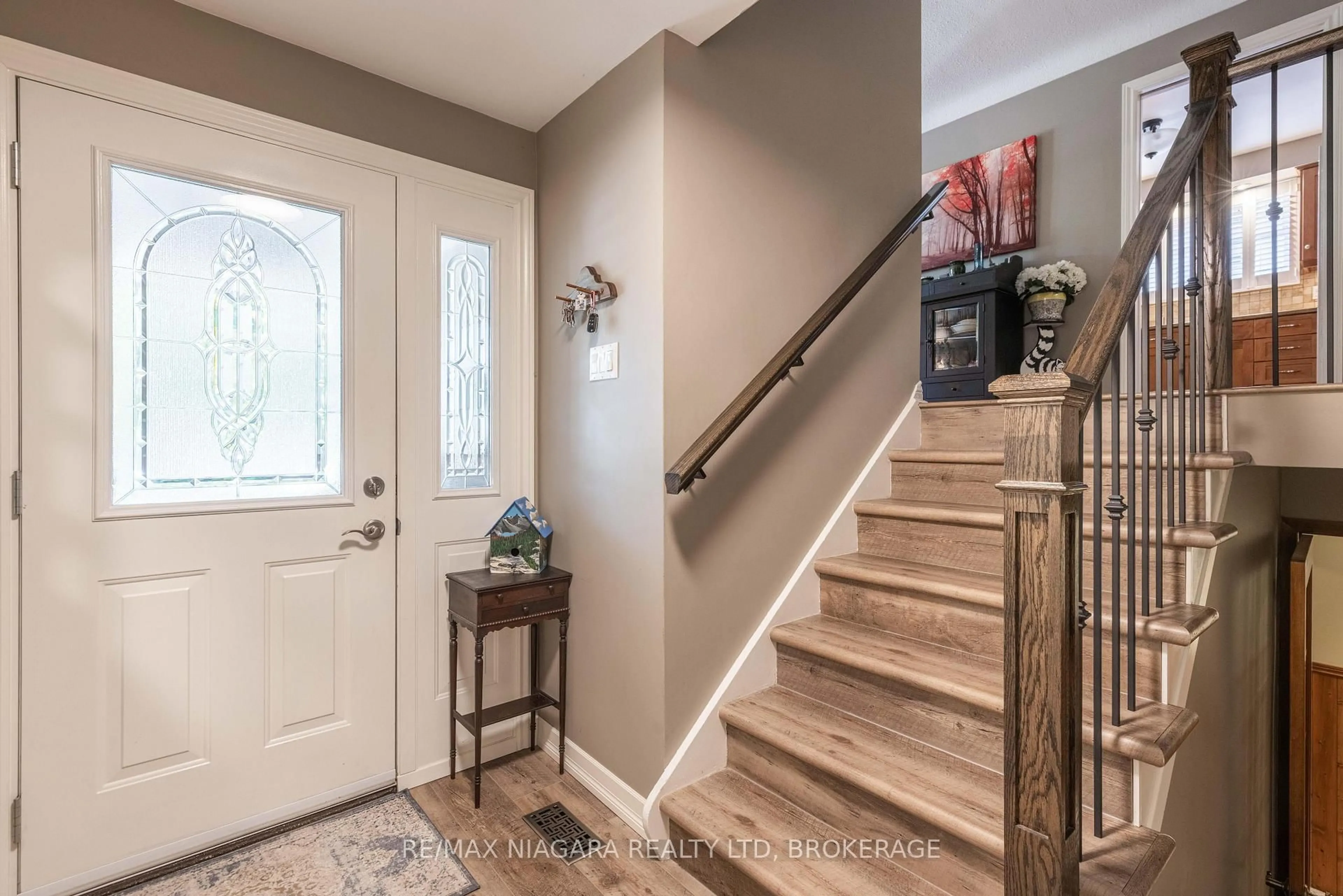 Indoor entryway for 113 Royal Oak Dr, Welland Ontario L3C 5W2