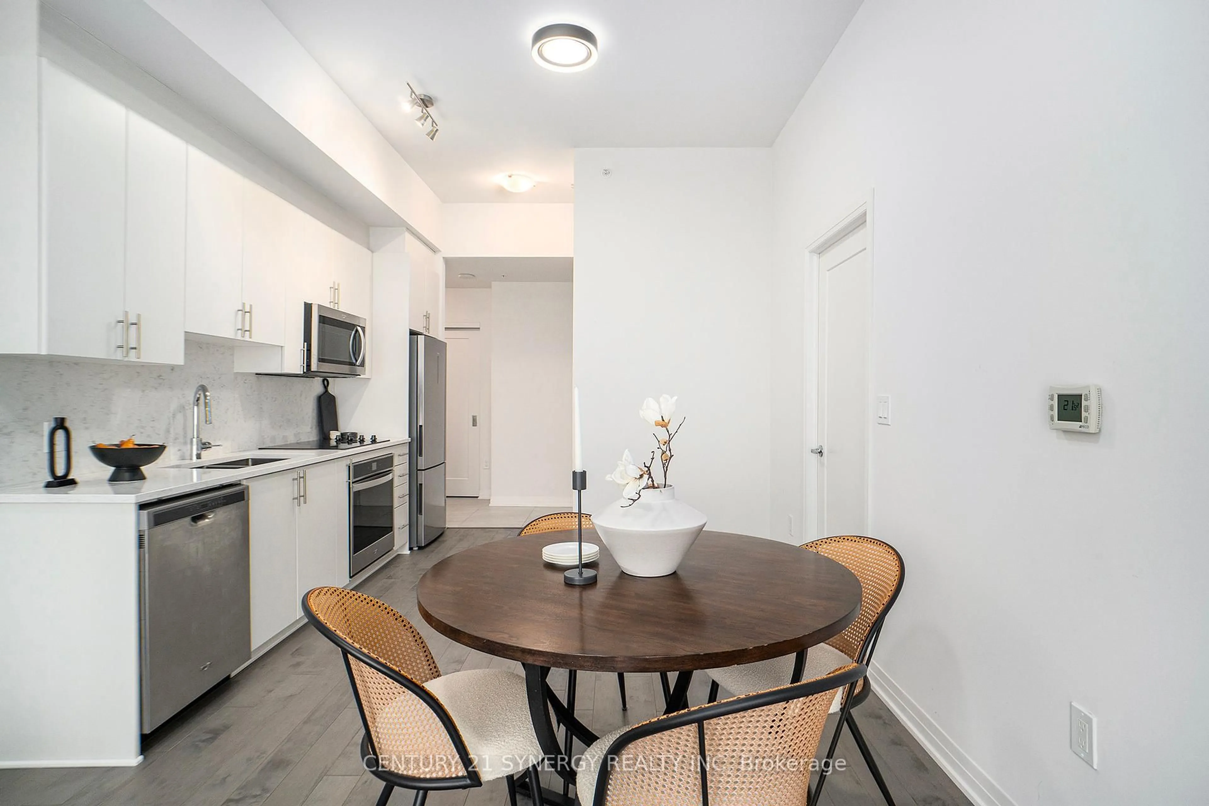Standard kitchen, unknown for 805 CARLING Ave #1002, Ottawa Ontario K1S 5W9
