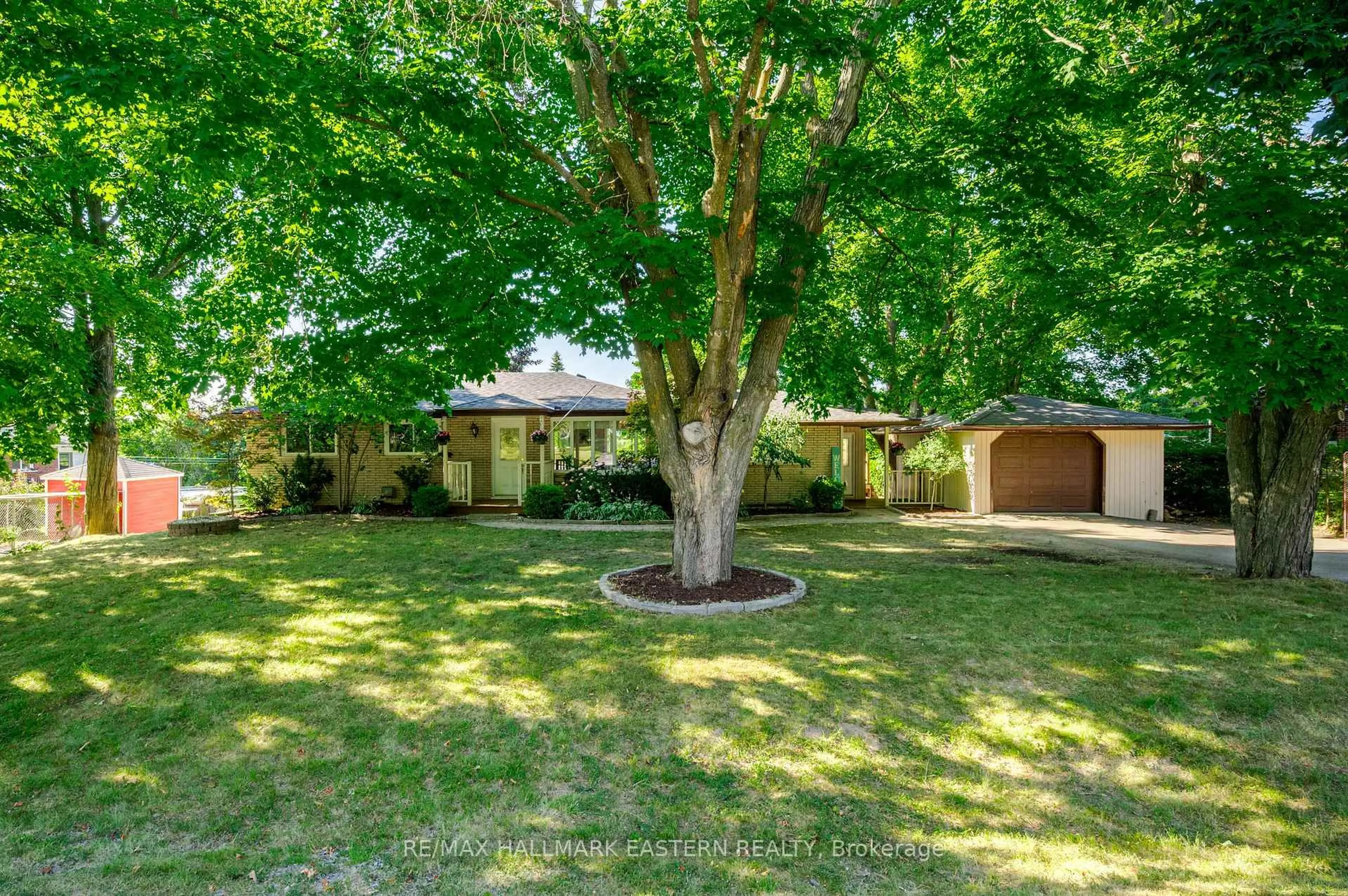A pic from outside/outdoor area/front of a property/back of a property/a pic from drone, street for 968 Smith Crt, Selwyn Ontario K0L 1H0